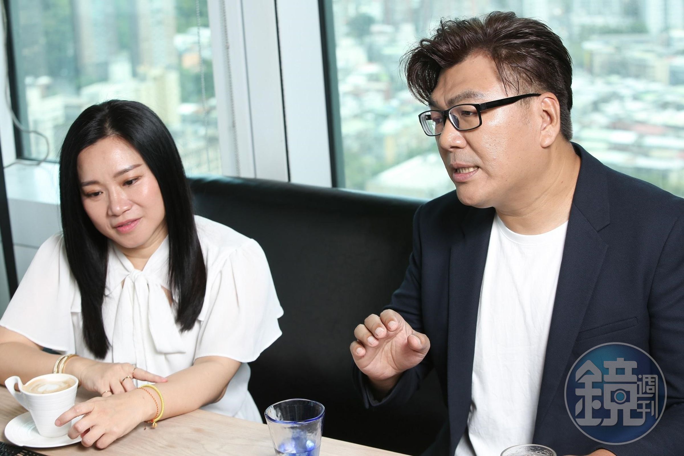 百聿數碼製作總監陳雨凡(左)與製作人姚世學居中協調演員檔期,過程焦慮。