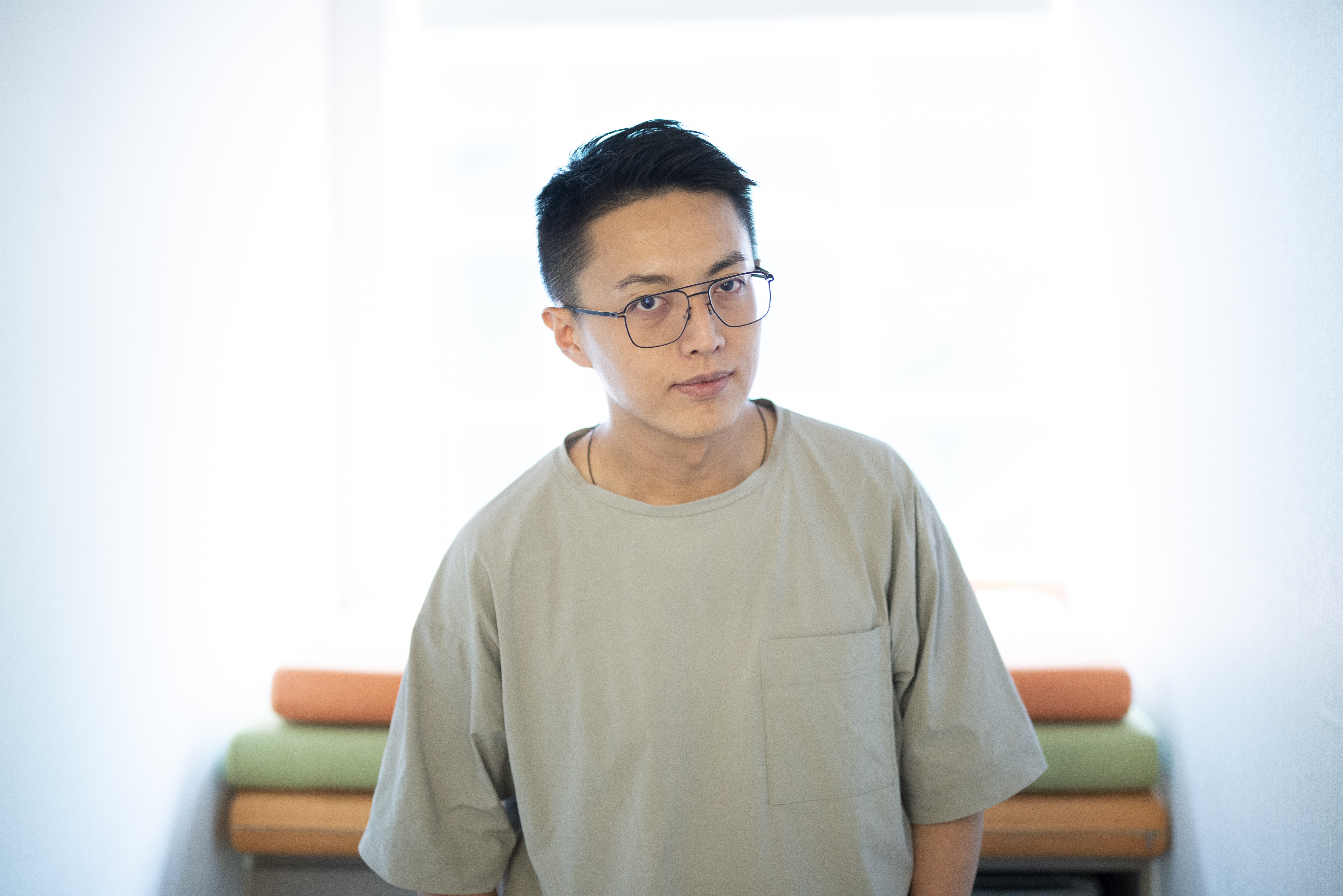 生性較為嚴肅的林君陽，是有點天真又熱情的理想主義者。