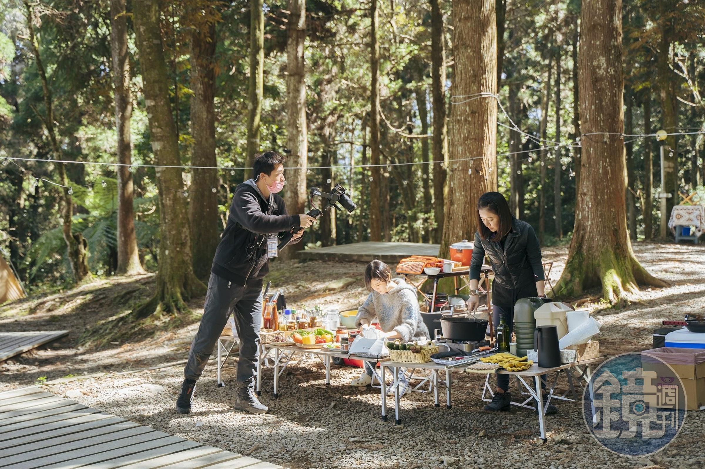 林心如（右）、江宜蓉（中）首次體驗在深山中露宿。（TVBS提供）
