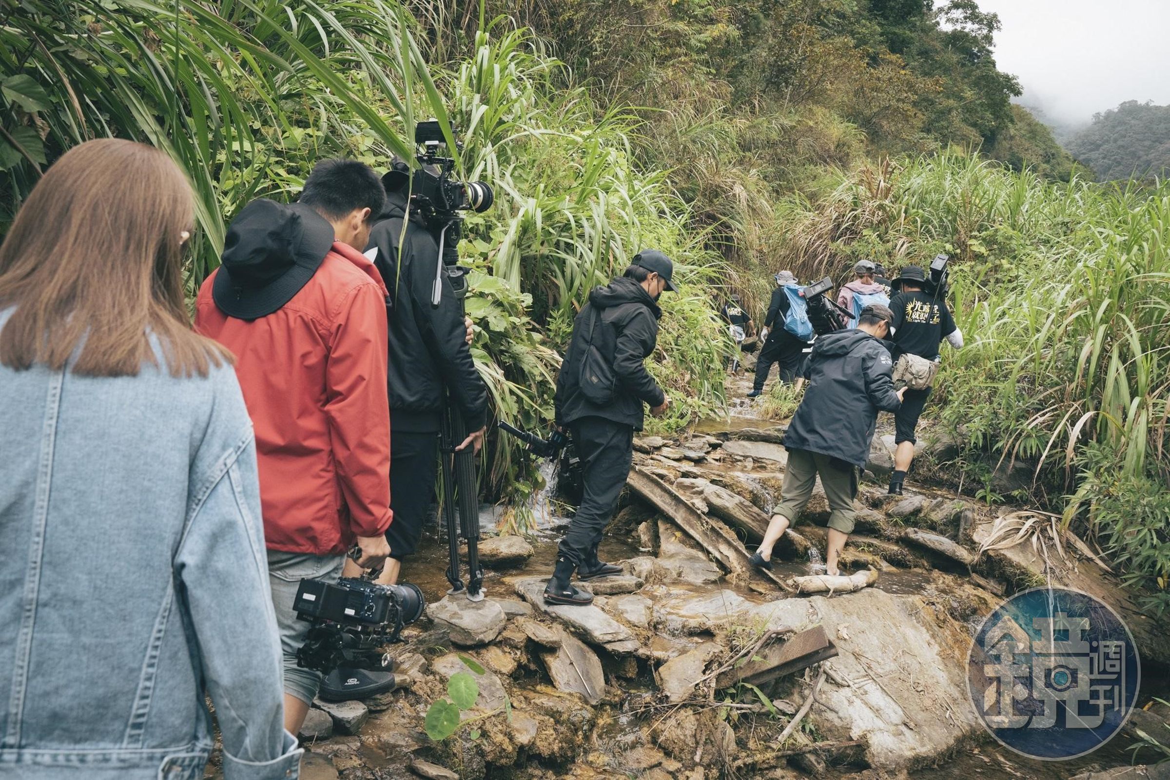 團隊前往溯溪地點前需走一段原始山路。（TVBS提供）