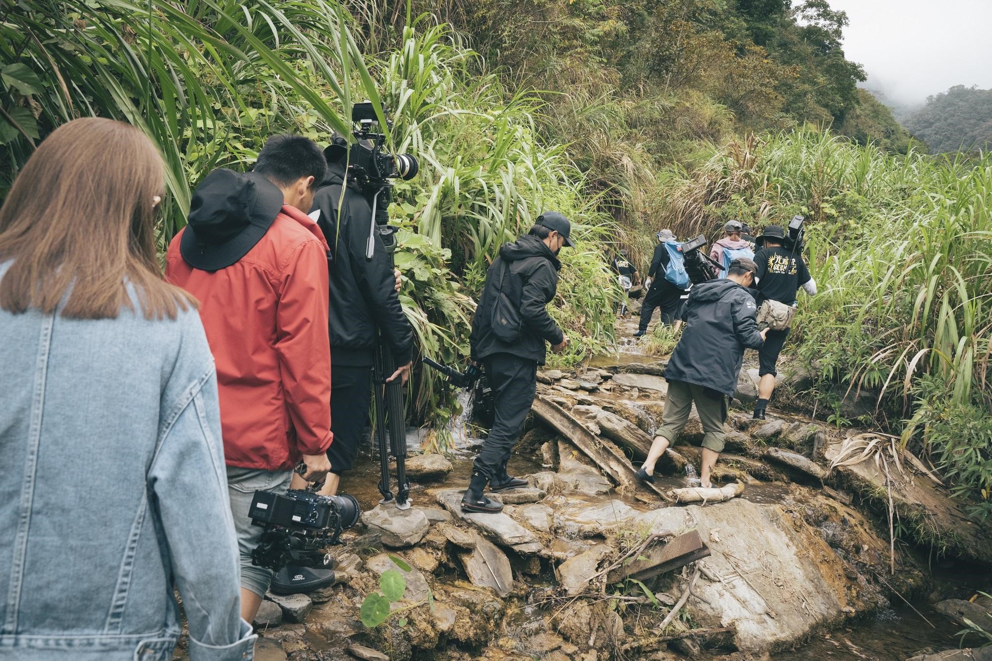 團隊前往溯溪地點前需走一段原始山路。（TVBS提供）