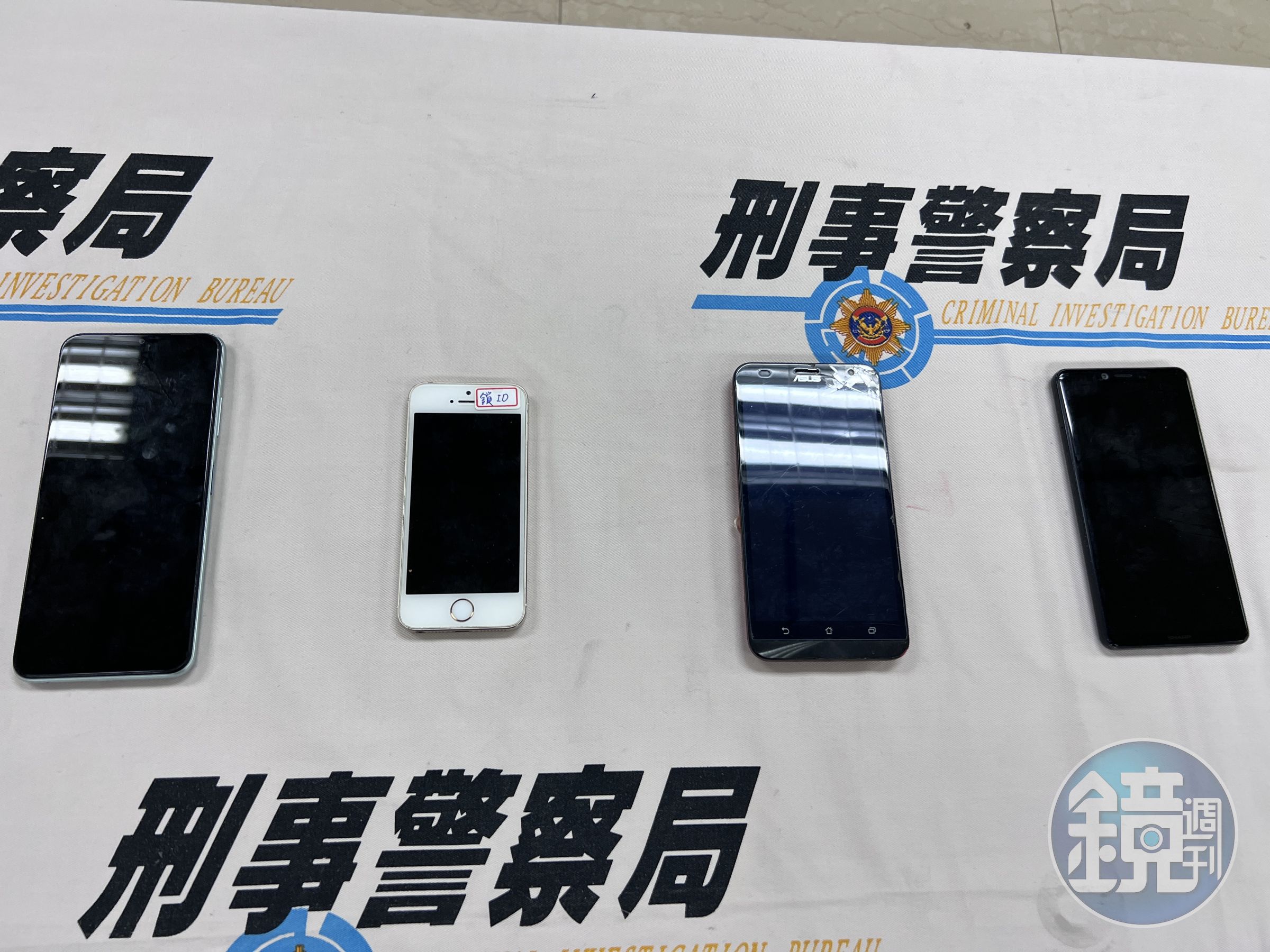 警方公布作案用手機、SIM卡及筆記型電腦等贓證物。（警方提供）