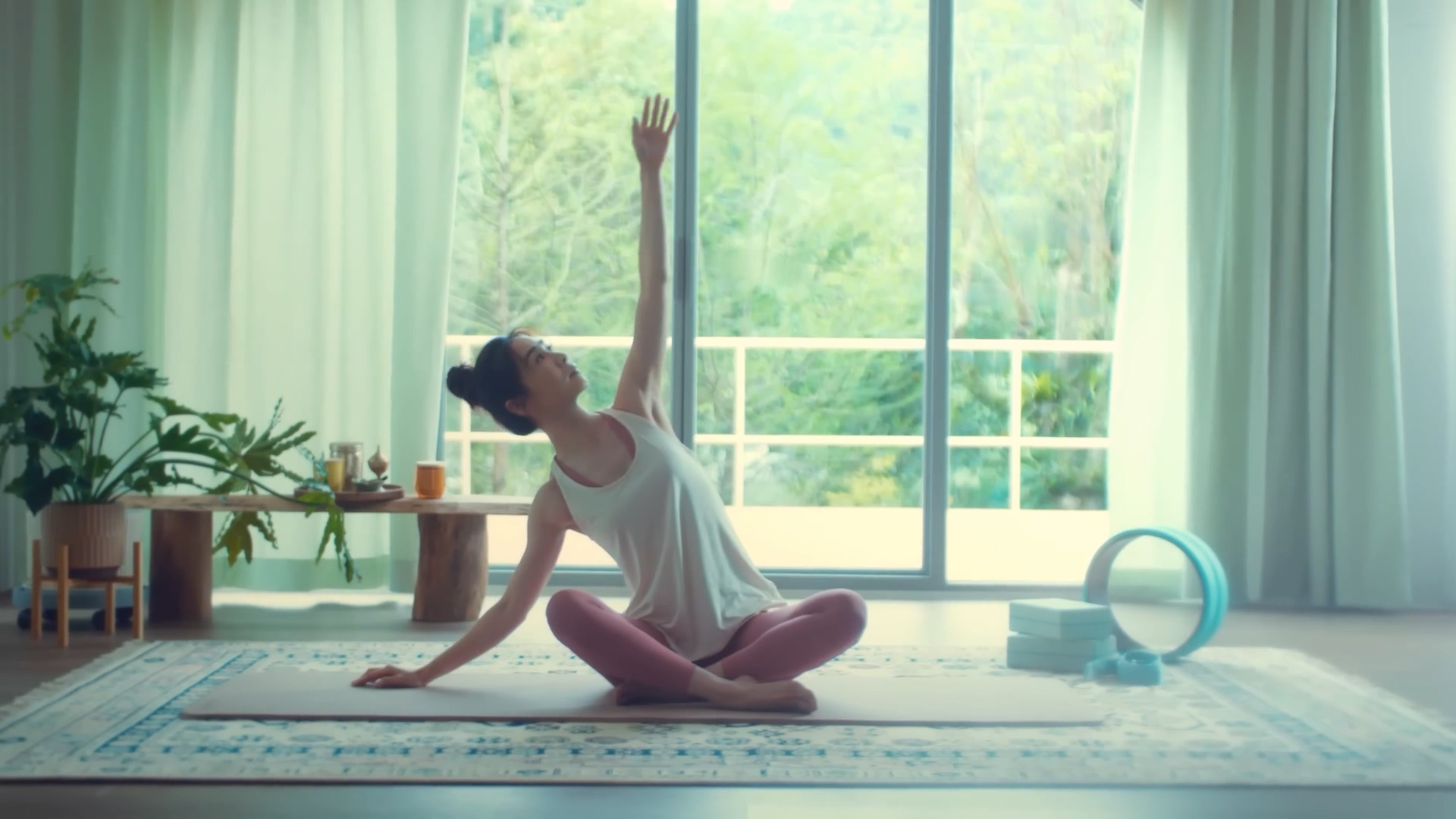 謝盈萱再次擔任營養補給品代言人，首度挑戰瑜珈的她獲得老師的稱讚好評。（翻攝自廣告影片）