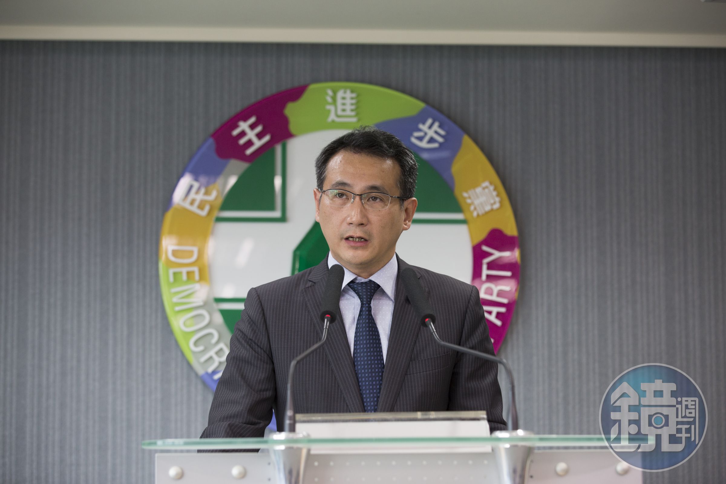 民進黨立法院黨團幹事長鄭運鵬指出，行政院昨（24日）已通令各部會，「中國地區人民亦為中華民國人民」的函釋，即日起停止適用。