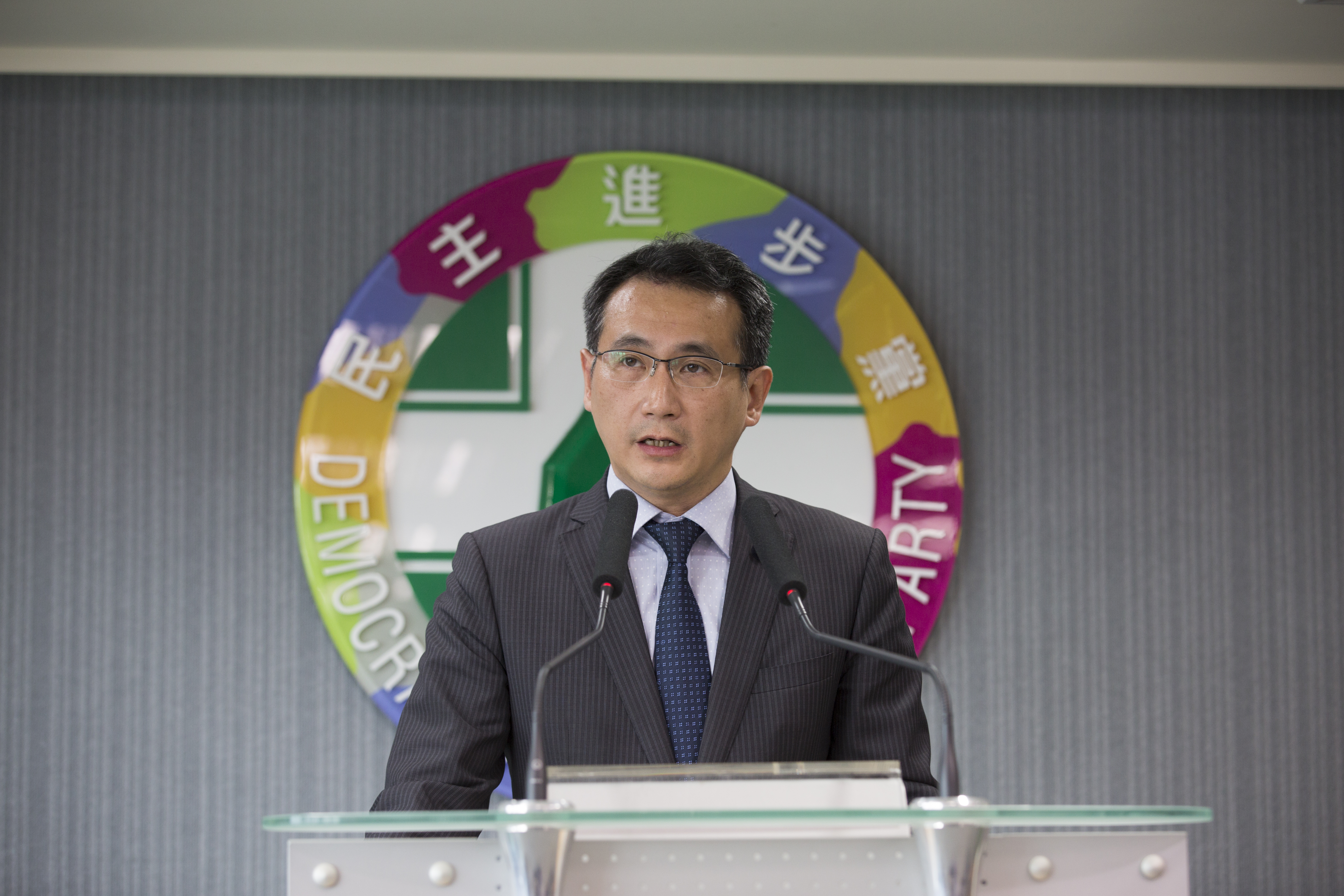 民進黨立法院黨團幹事長鄭運鵬指出，行政院昨（24日）已通令各部會，「中國地區人民亦為中華民國人民」的函釋，即日起停止適用。