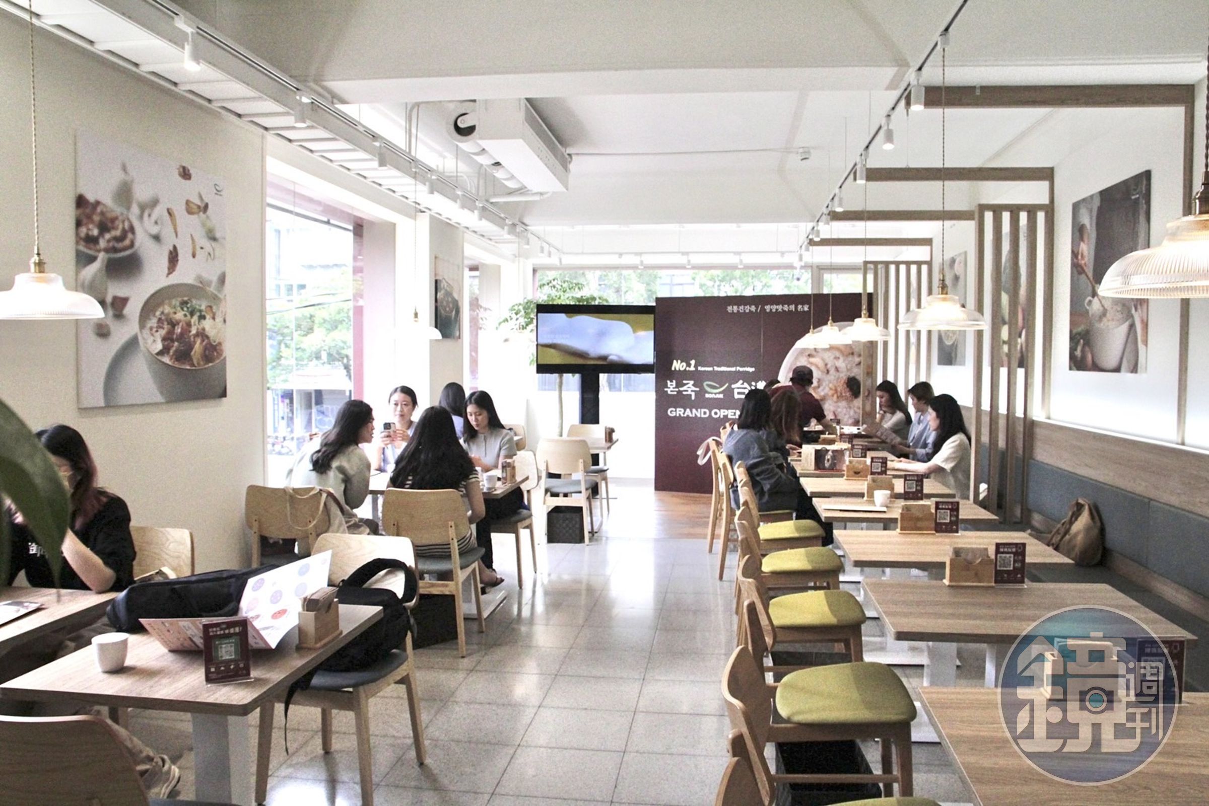 二樓用餐空間窗明几淨，座位數量也頗多。