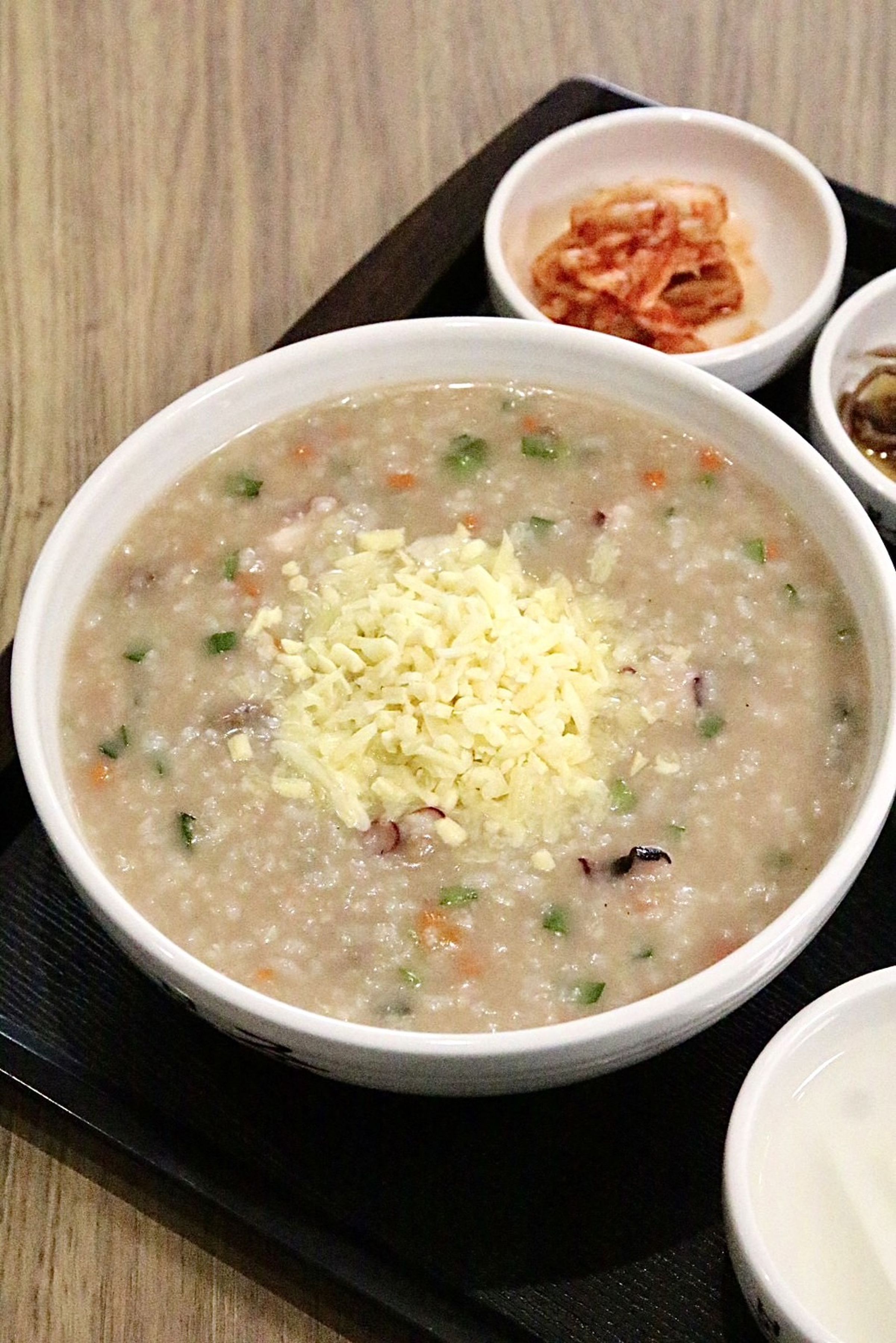 「章魚牛肉粥」因韓文中的牛肉和章魚發音近「不落」，有應援、祝福的含意。（330元／份，圖中餐點另加購起司60元／份）