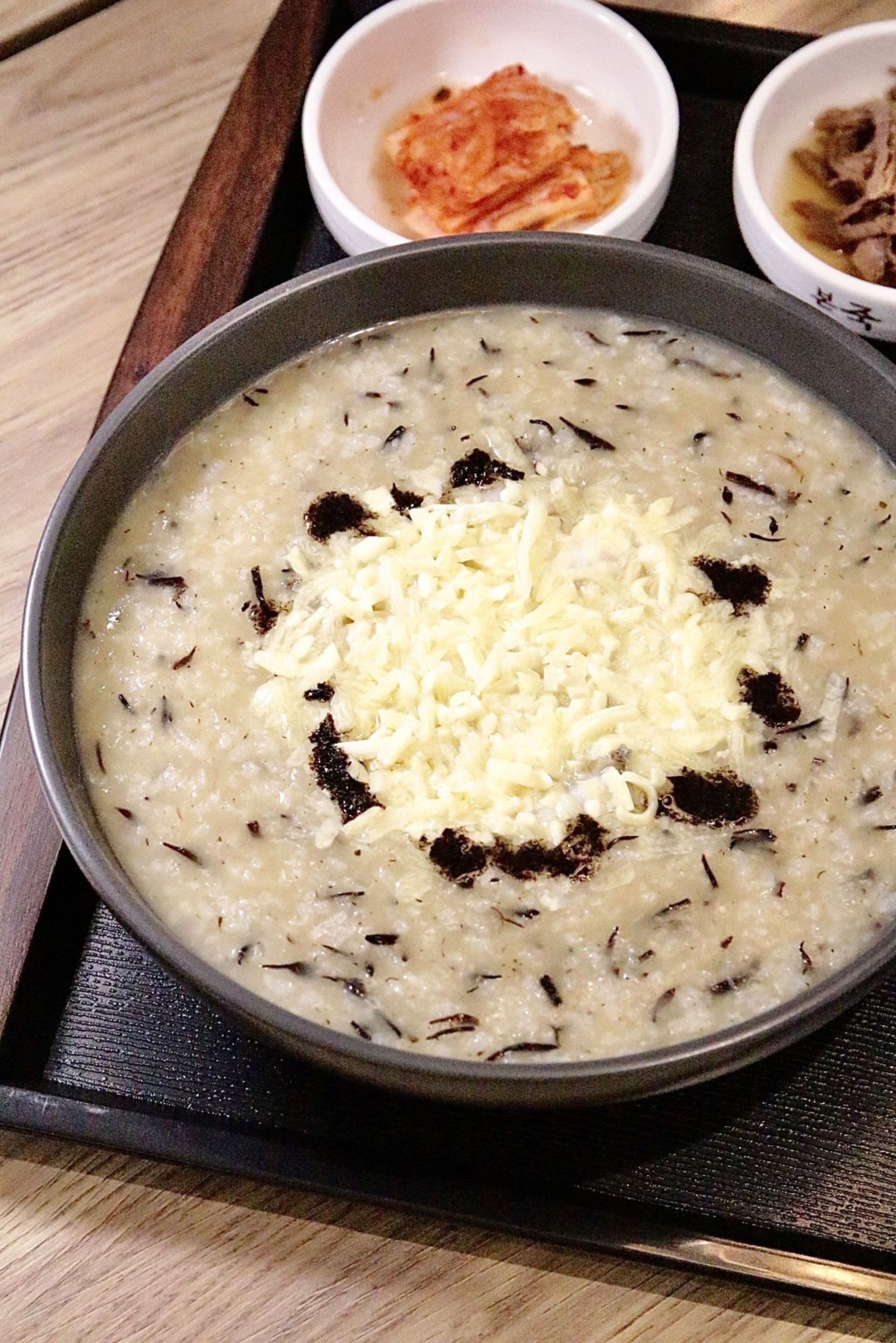鮑魚內臟加上充滿膳食纖維的鹿尾菜，另外結合了特製松露油，打造出「松露鮑魚粥」的高級口感。（430元／份）
