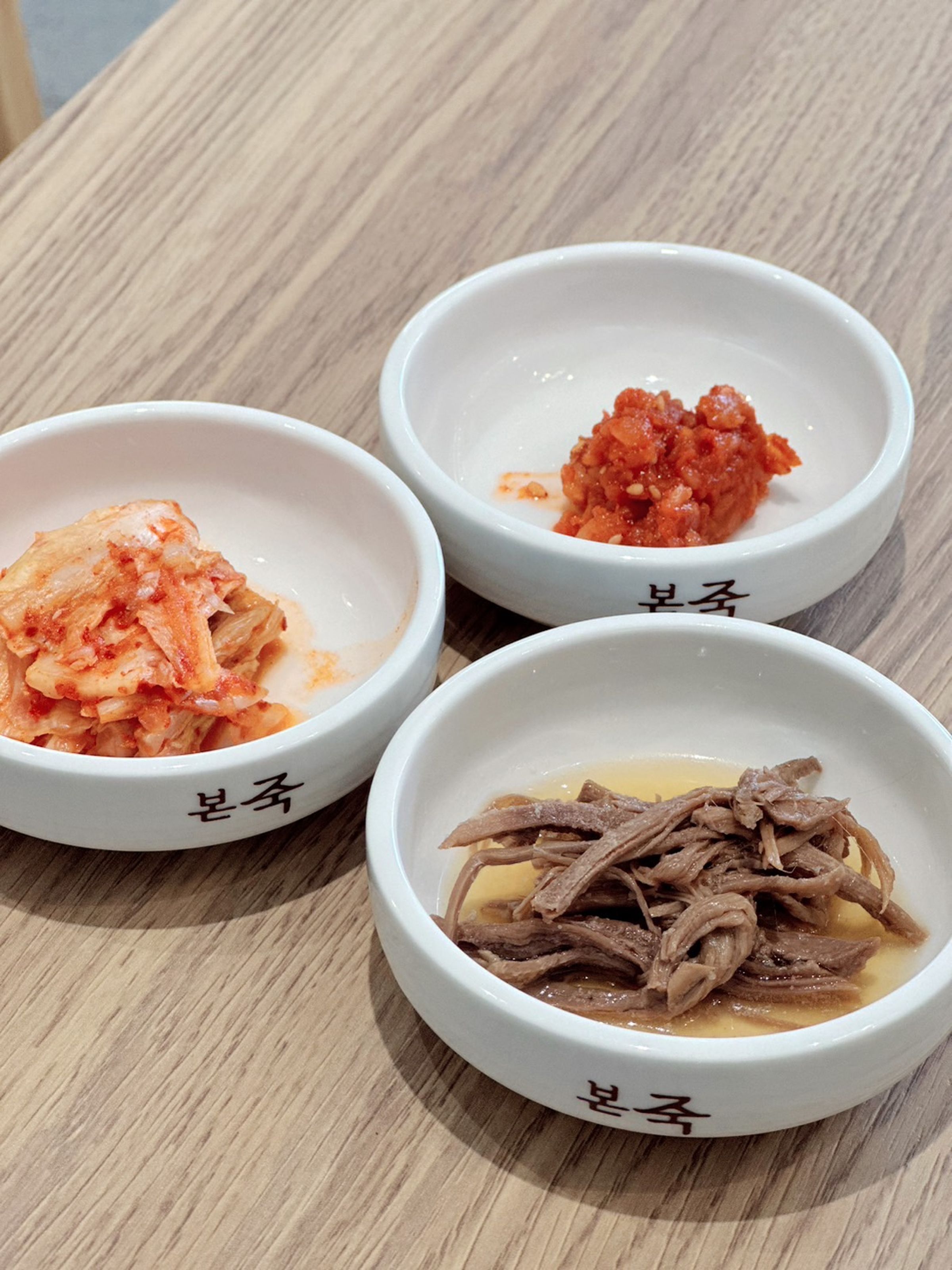 每份粥都會隨餐附上泡菜、肉絲與魷魚辣醬做調味。