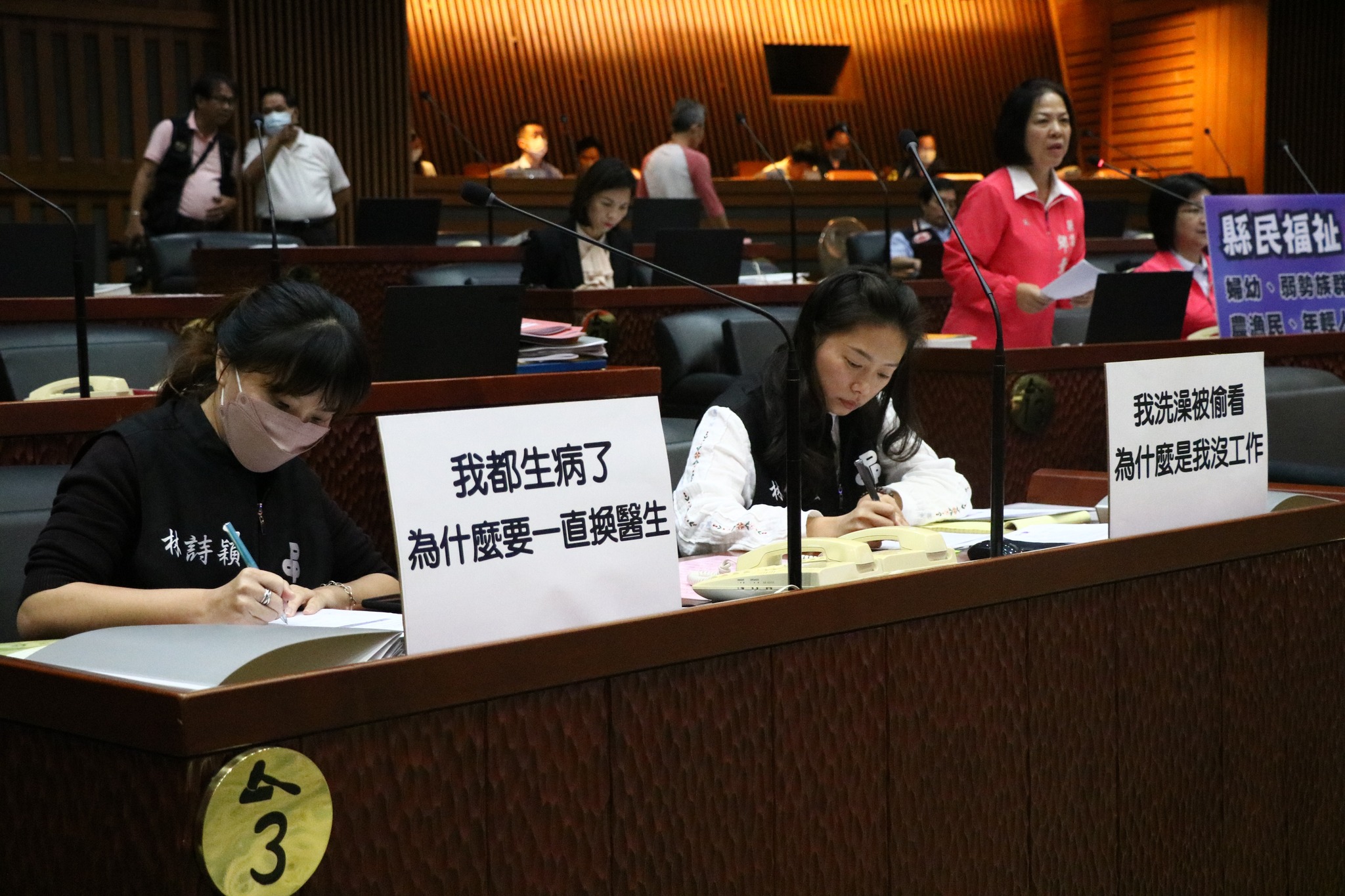 針對女消防員遭騷擾事件，民進黨縣議員林佩螢、林詩穎在自己議事桌立標語聲援。（翻攝自臉書＠林佩螢 冬山鄉縣議員）