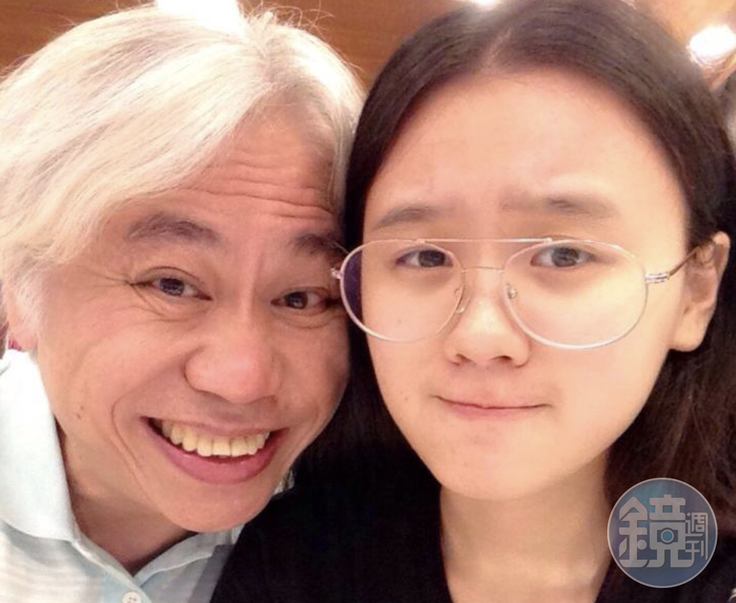 李坤城(左)兒子爆料,李坤城過世後林靖恩(右)將台中的房產賣掉,現在住在五星飯店。(翻攝自李坤城臉書)