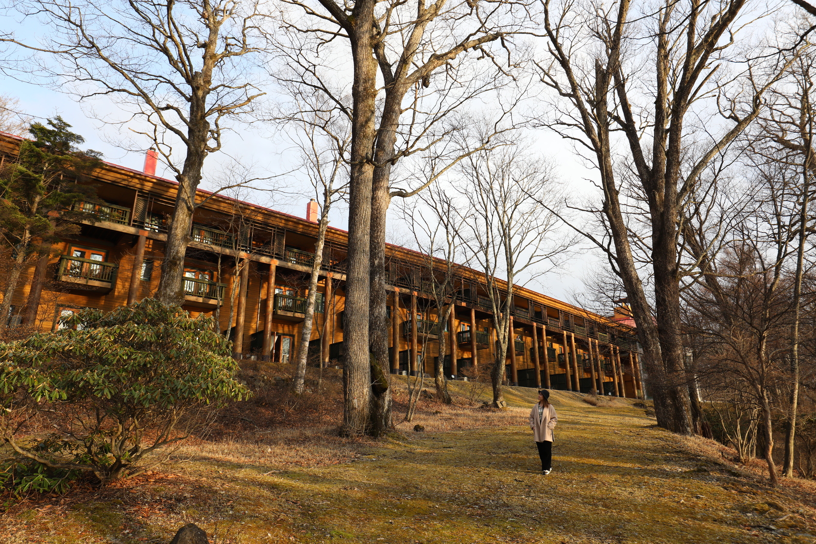 隱身樹林裡的「中禪寺金谷飯店」在綠意中幽靜佇立超過百年。