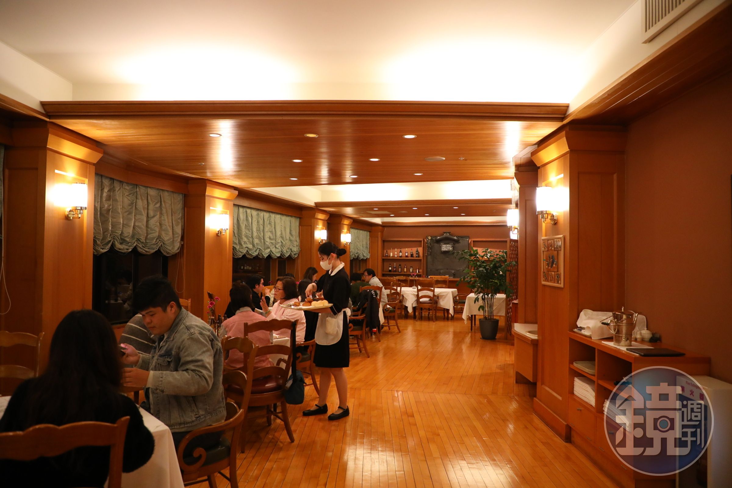 飯店餐廳服務人員身穿傳統歐式服務生套裝。