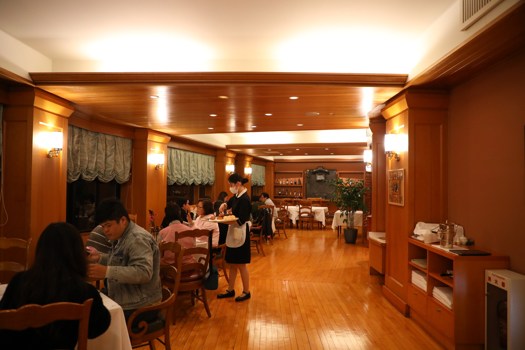 飯店餐廳服務人員身穿傳統歐式服務生套裝。