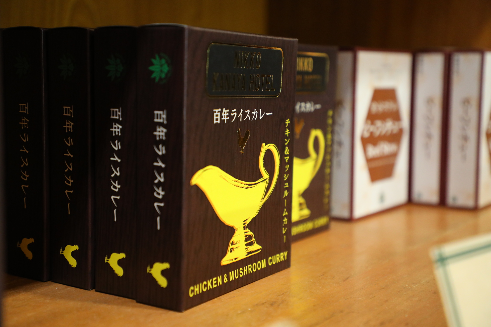 飯店必買的伴手禮為「百年咖哩料理包」有牛肉和雞肉口味。（951日圓起／份，約NT$209）