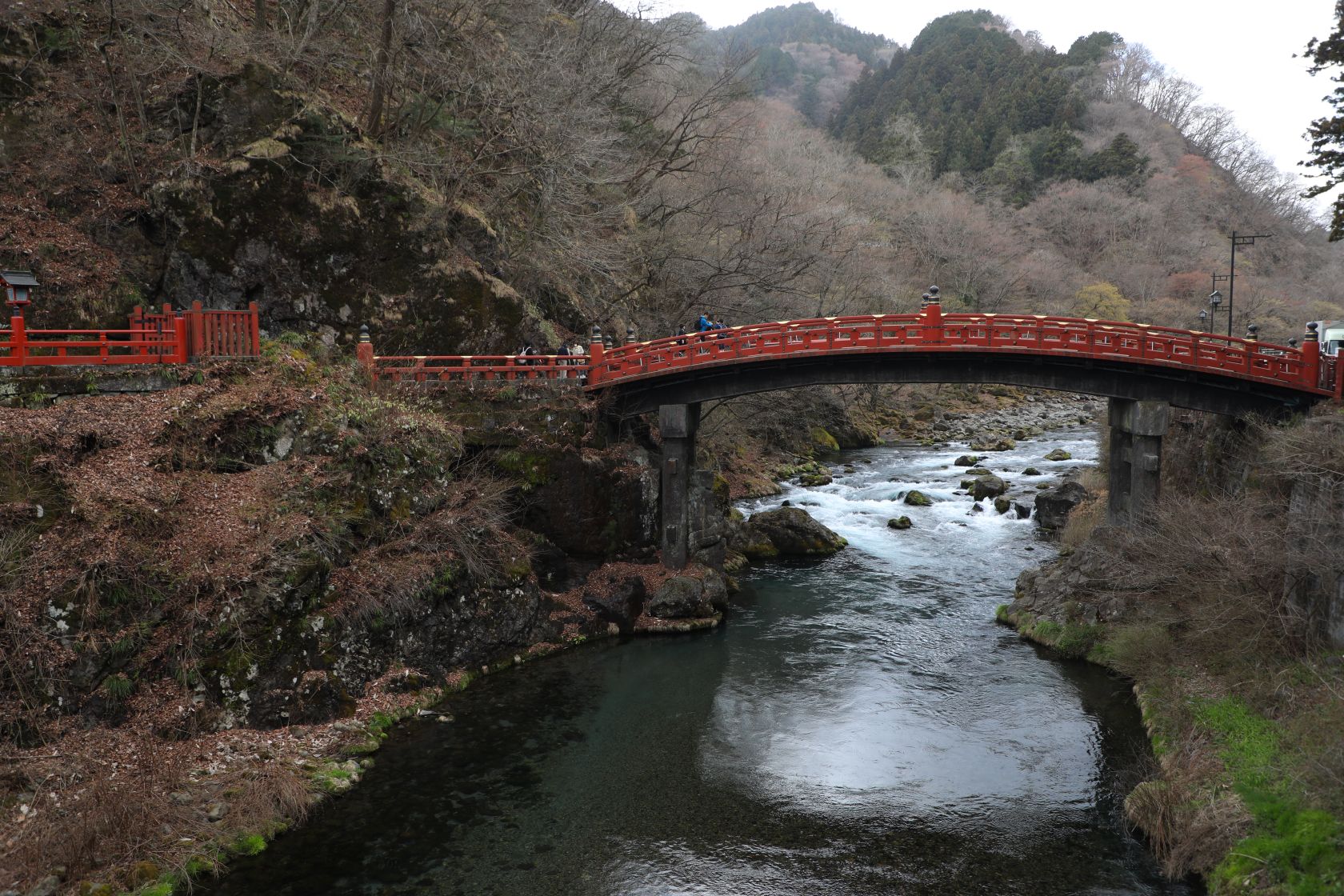 鄰近的「二荒山神社」的神橋亦是經典景點。
