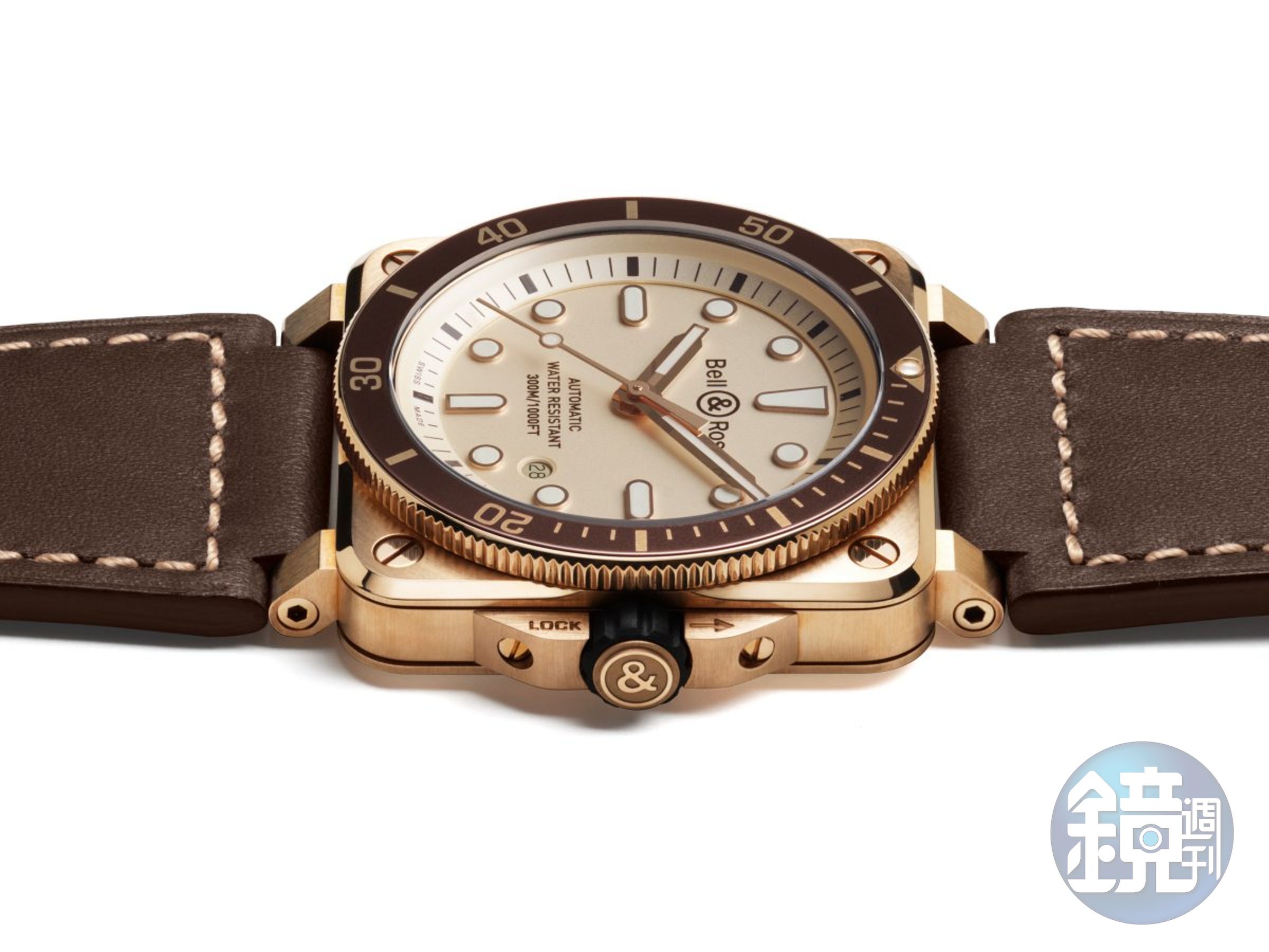 BELL & ROSS 全新BR 03-92 Diver White Bronze潛水錶，以青銅錶殼配上珍珠白色面盤以及棕色陽極氧化鋁質錶圈，在青銅色澤變化之後，會產生更具歷史風格的個人化質感。限量999只。定價約NT$152,000。