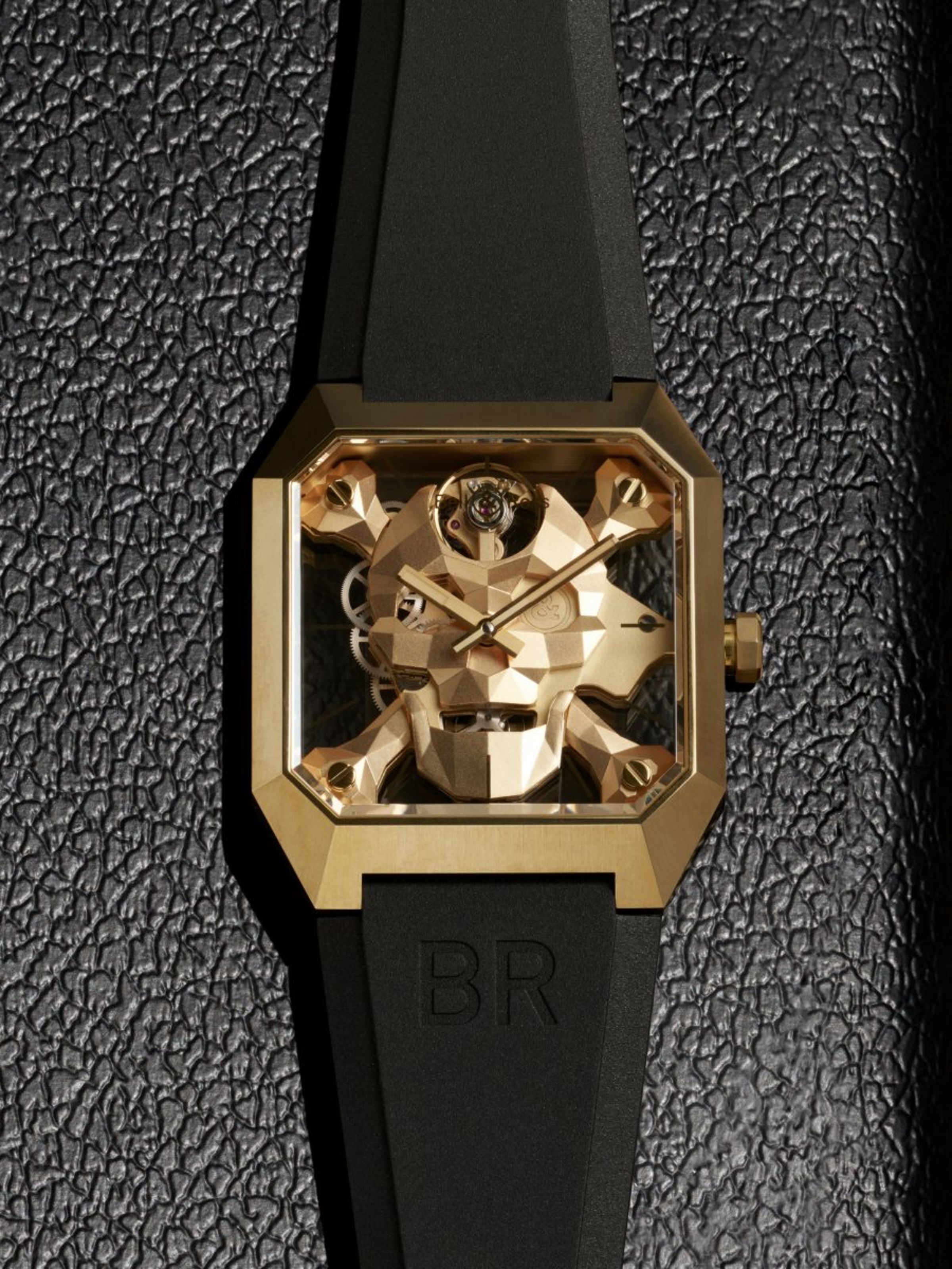 BELL & ROSS BR 01 Cyber Skull Bronze，此錶屬於BR 01儀表板錶殼的前衛藝術版本，以雕塑切面取代原本造型，達到未來派的境界。而今年的最新變奏Cyber Skull Bronze青銅錶，其青銅合金的光澤質感會隨年月而變化，令每一只腕錶都擁有獨特面貌個性，轉動錶冠為手錶上鏈時，骷顱頭的嘴巴更為上下晃動，限量500只。定價約NT$376,000。