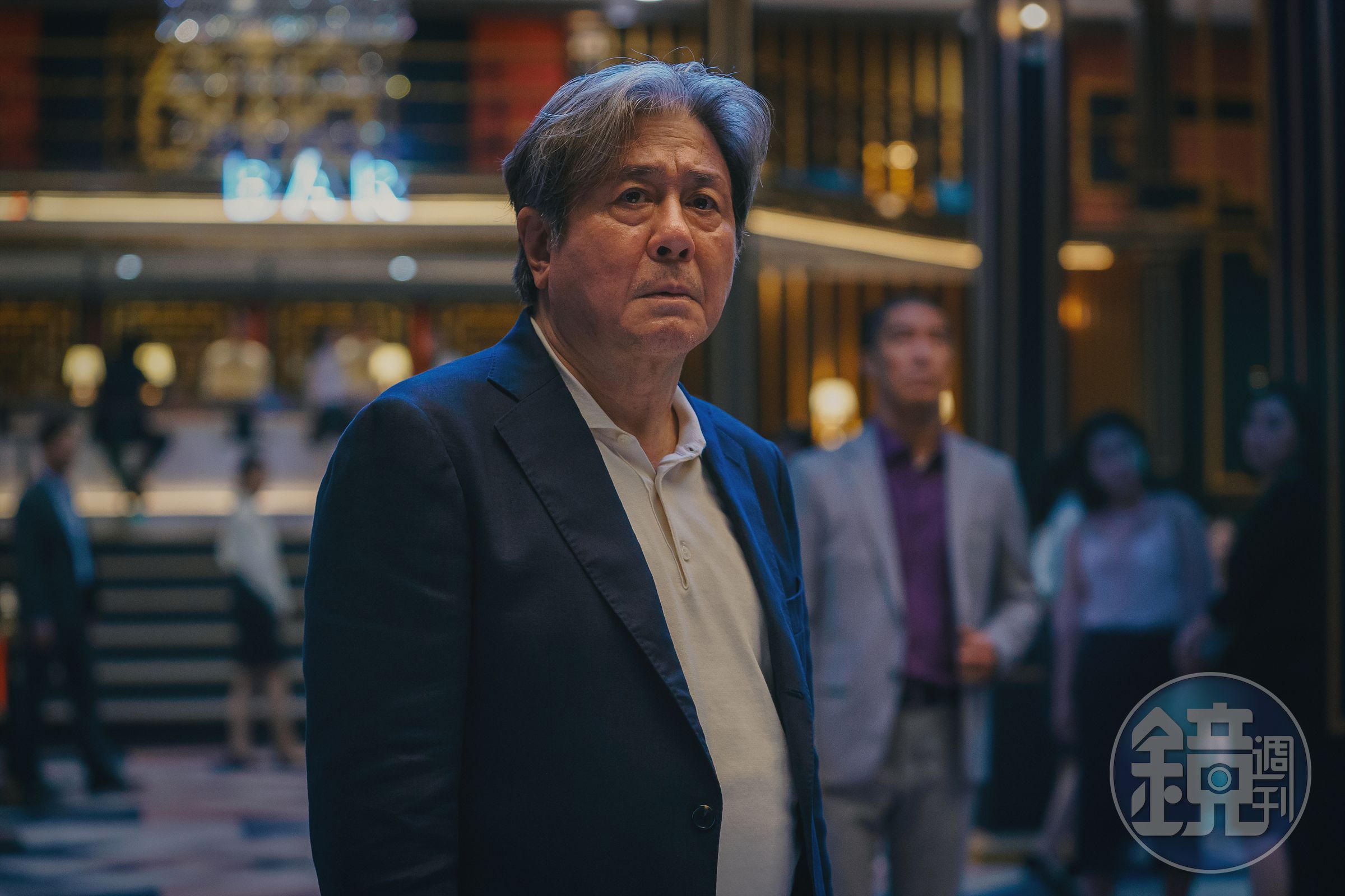 崔岷植在主演韓劇《地下菁英》親自從30多歲演到老,特效團隊利用AI回春技術透過後製來做外型和聲音的調整。(Disney+提供)