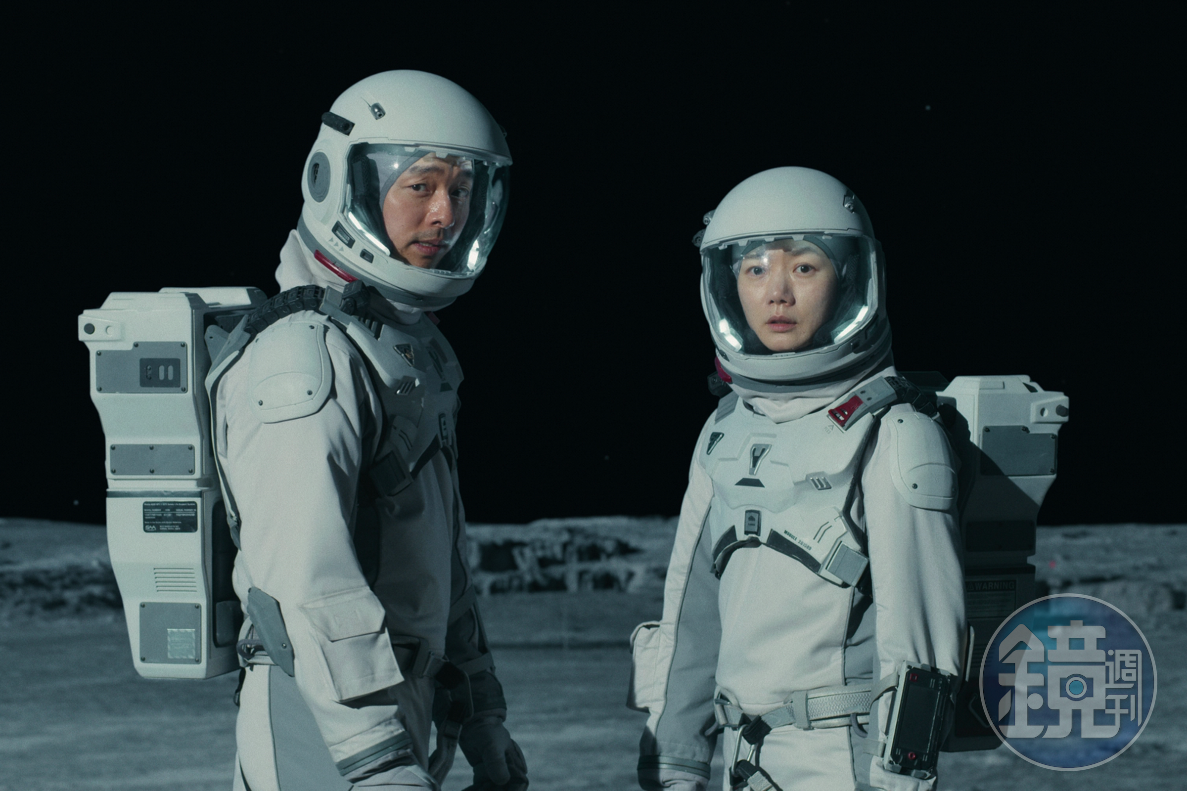 《寧靜海》由孔劉（左）與裴斗娜主演，並由影帝鄭雨盛擔任監製。（Netflix提供）