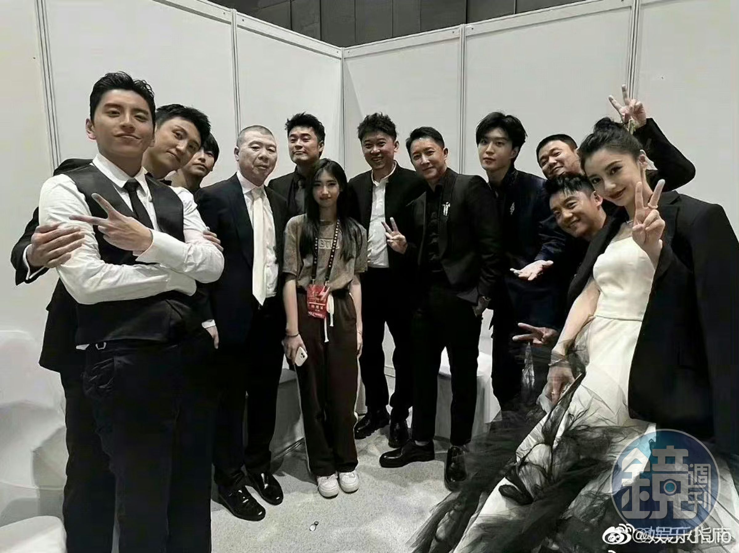 馮小剛的養女徐朵與包括易烊千璽、韓庚、Angelababy、王大陸、范丞丞等明星合影，眾明星讓她站C位，自己當陪襯。（微博圖片）