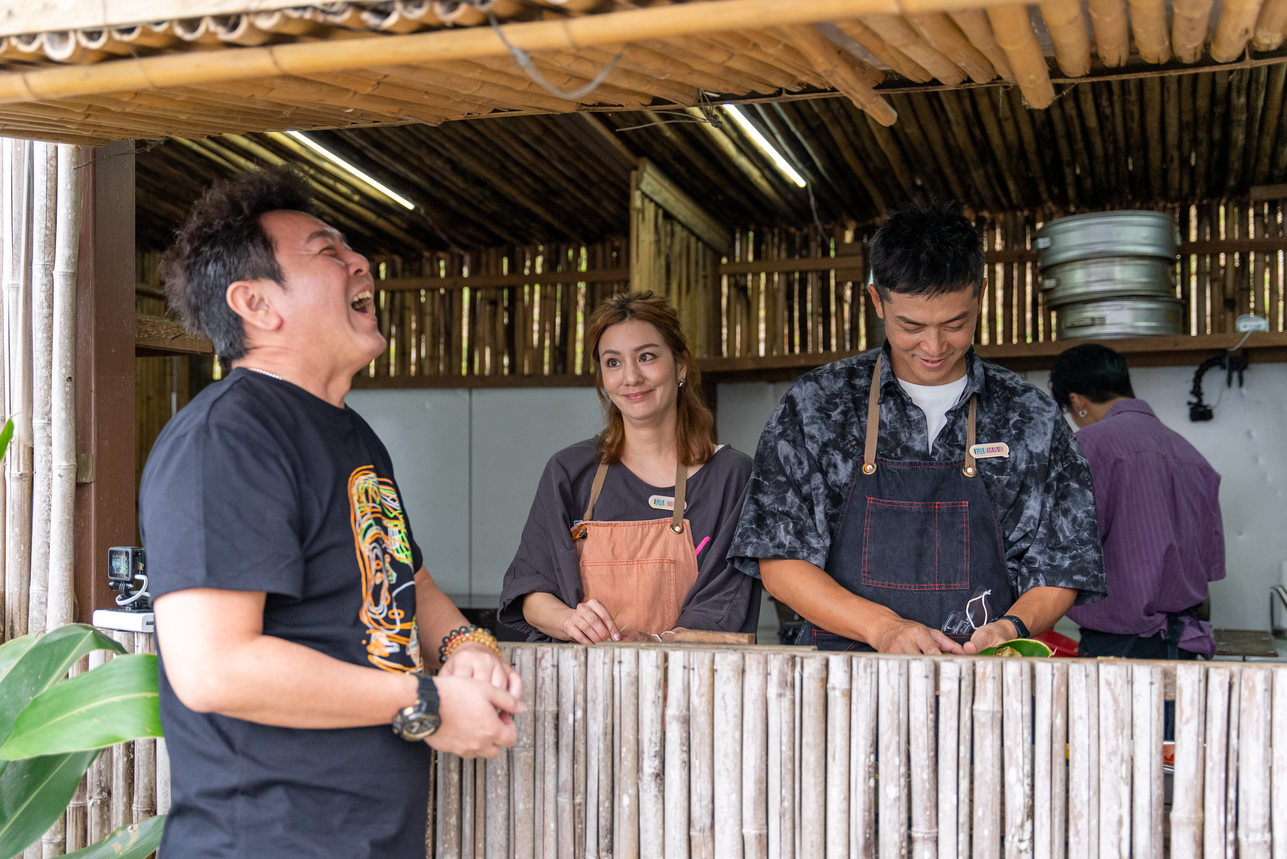 庹宗康（左）在《嗨！營業中2》擔任督導，錄影現場催促莎莎（中）、姚元浩出菜進度。（好看娛樂提供）