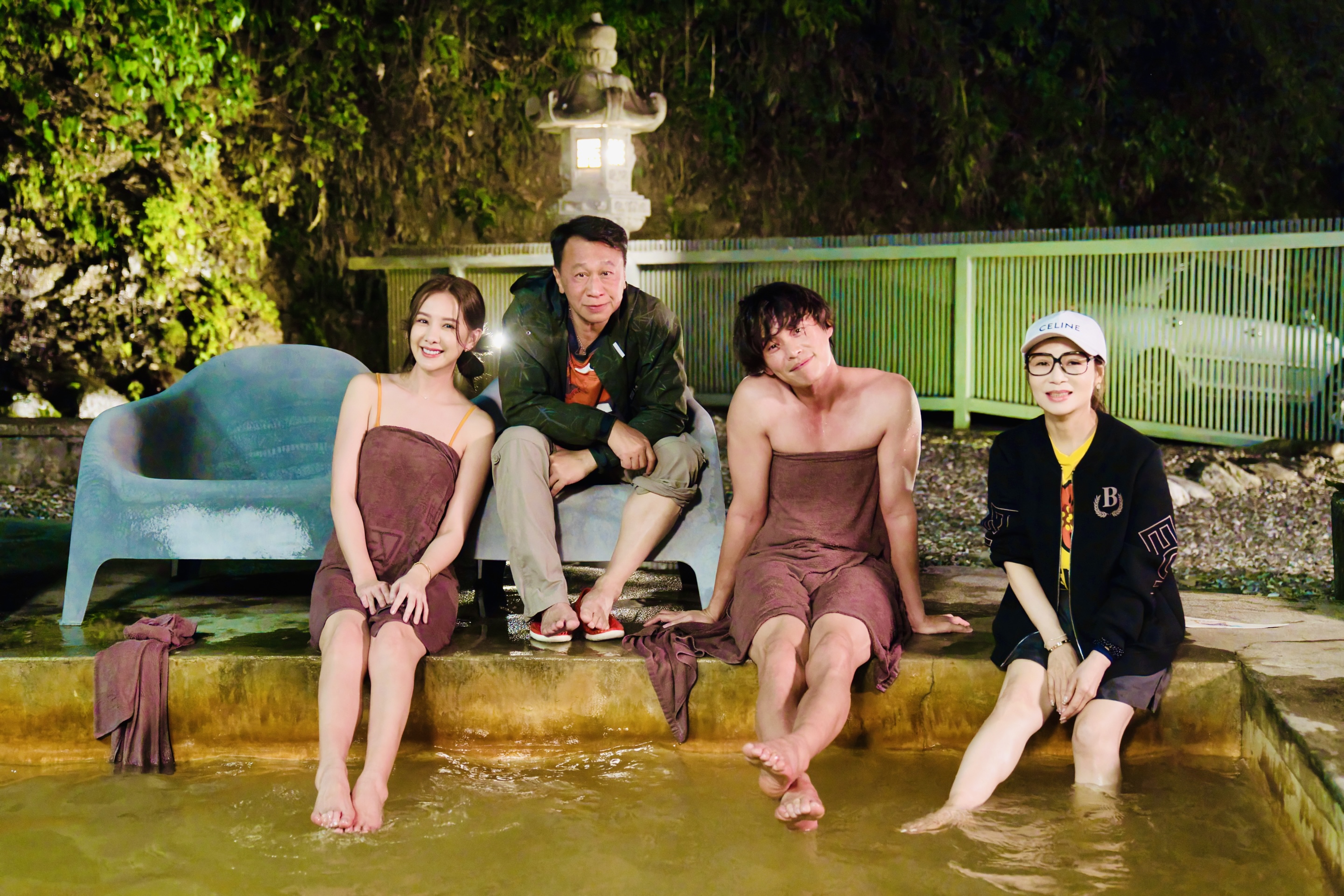 安心亞（左起）、游安順、黃鐙輝、蔡秋鳳到花蓮出外景。（東森提供）