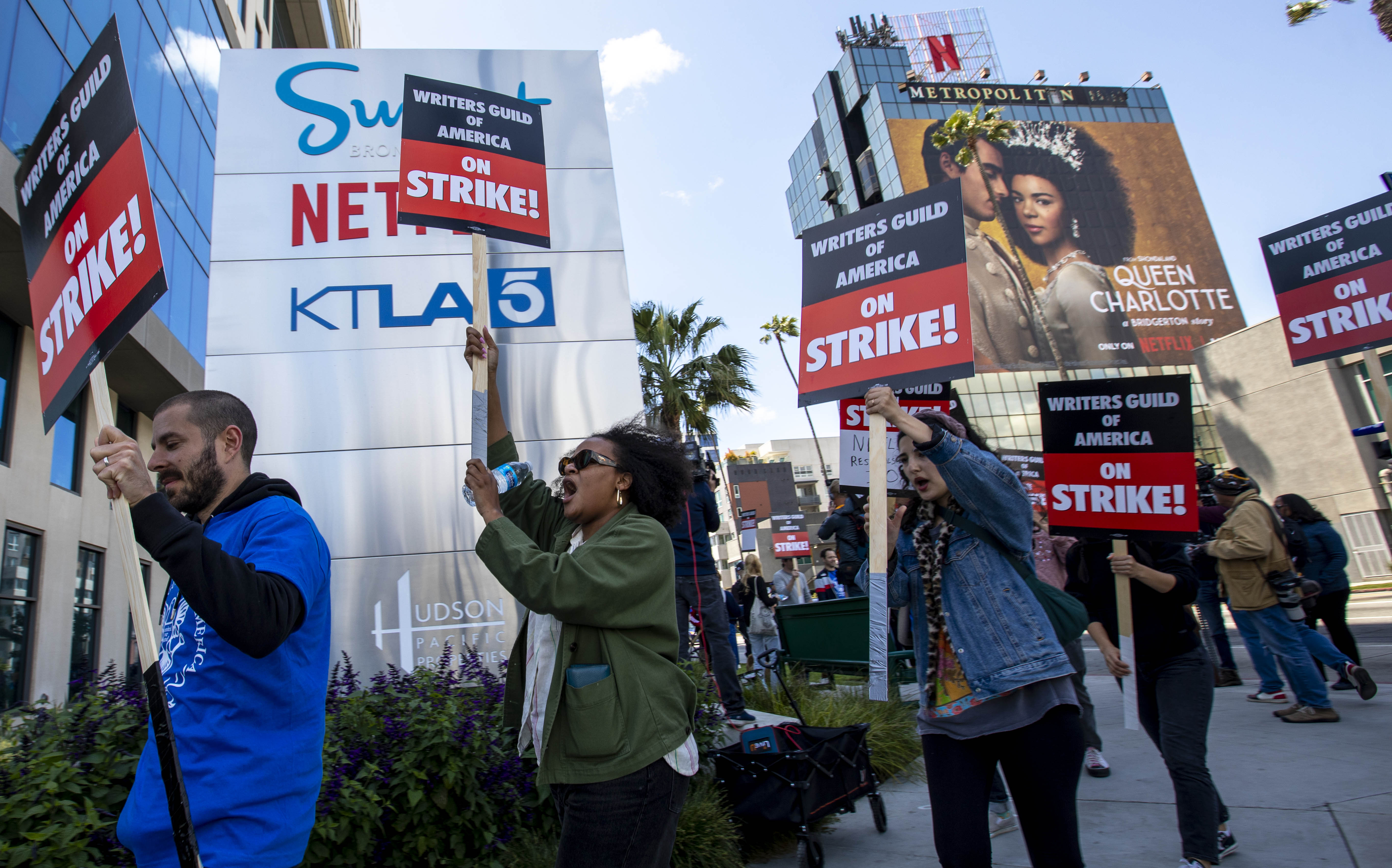 日前罷工抗議的美國編劇工會便擬定AI應用相關條款，避免資方使用人工生成軟體寫劇本。 （東方IC）