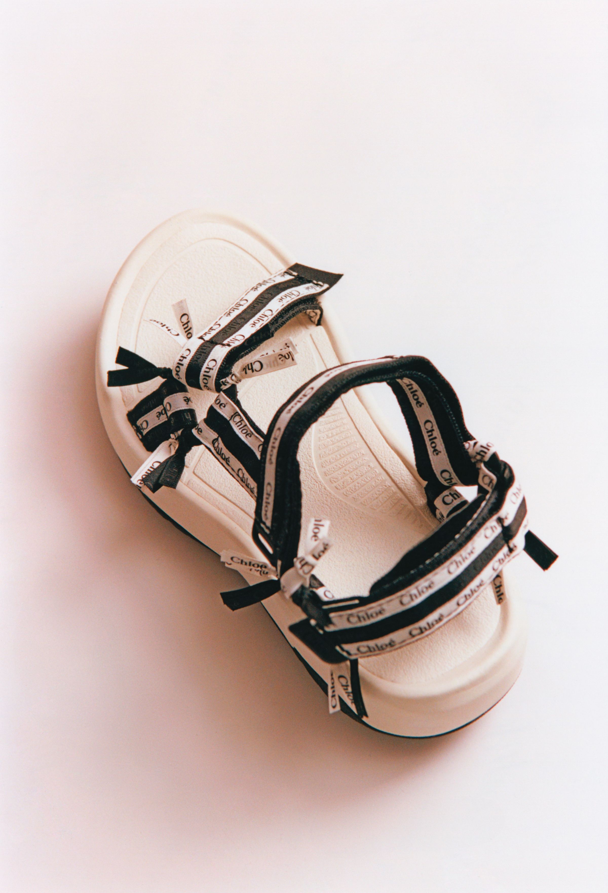  Chloé Teva聯名款天然米色涼鞋。NT$14,300