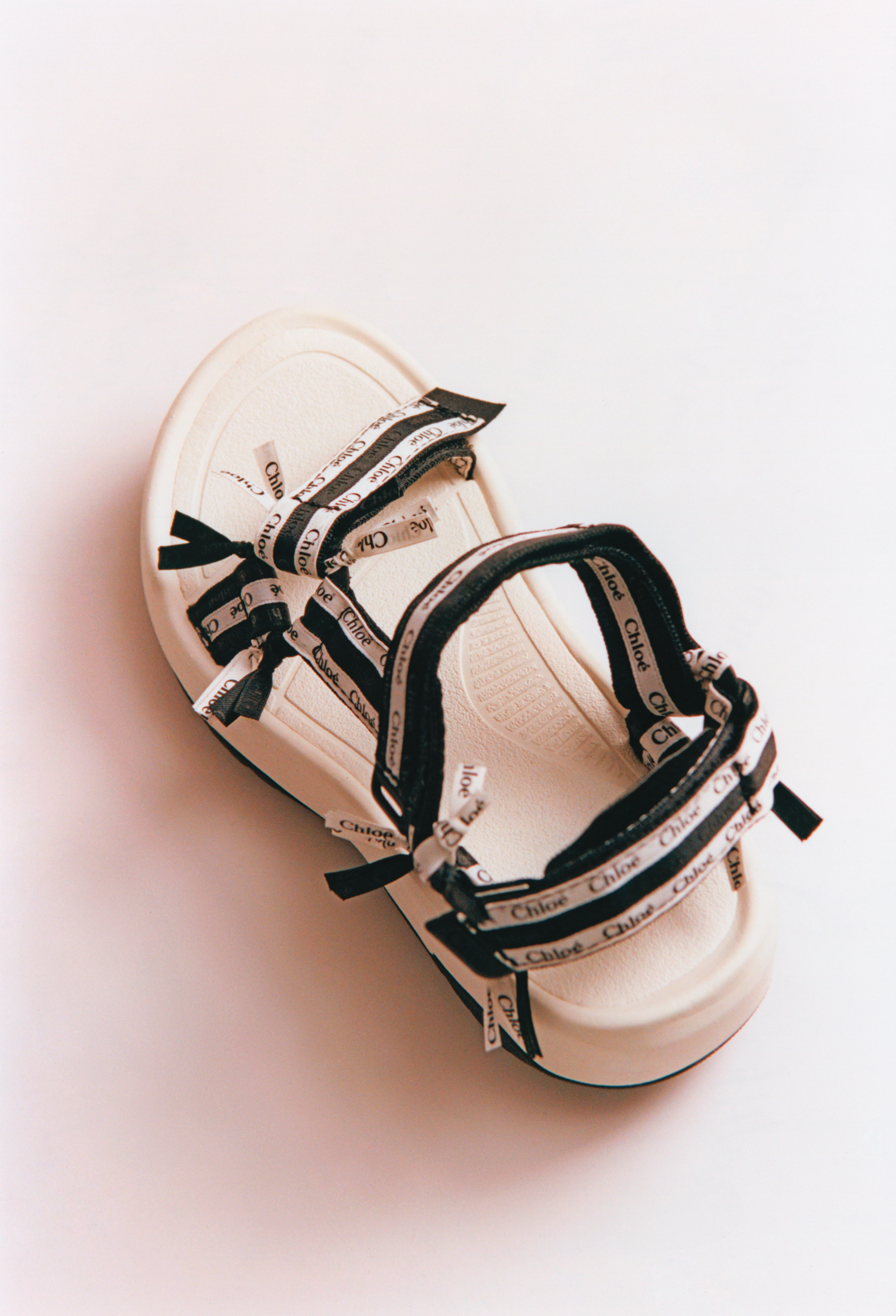  Chloé Teva聯名款天然米色涼鞋。NT$14,300