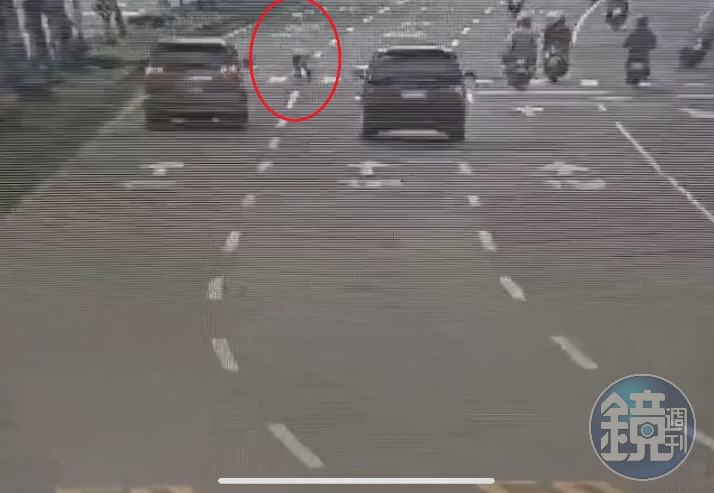 蕭女（紅圈）闖紅燈穿越馬路，遭內側轎車不慎撞上身亡。（翻攝畫面）