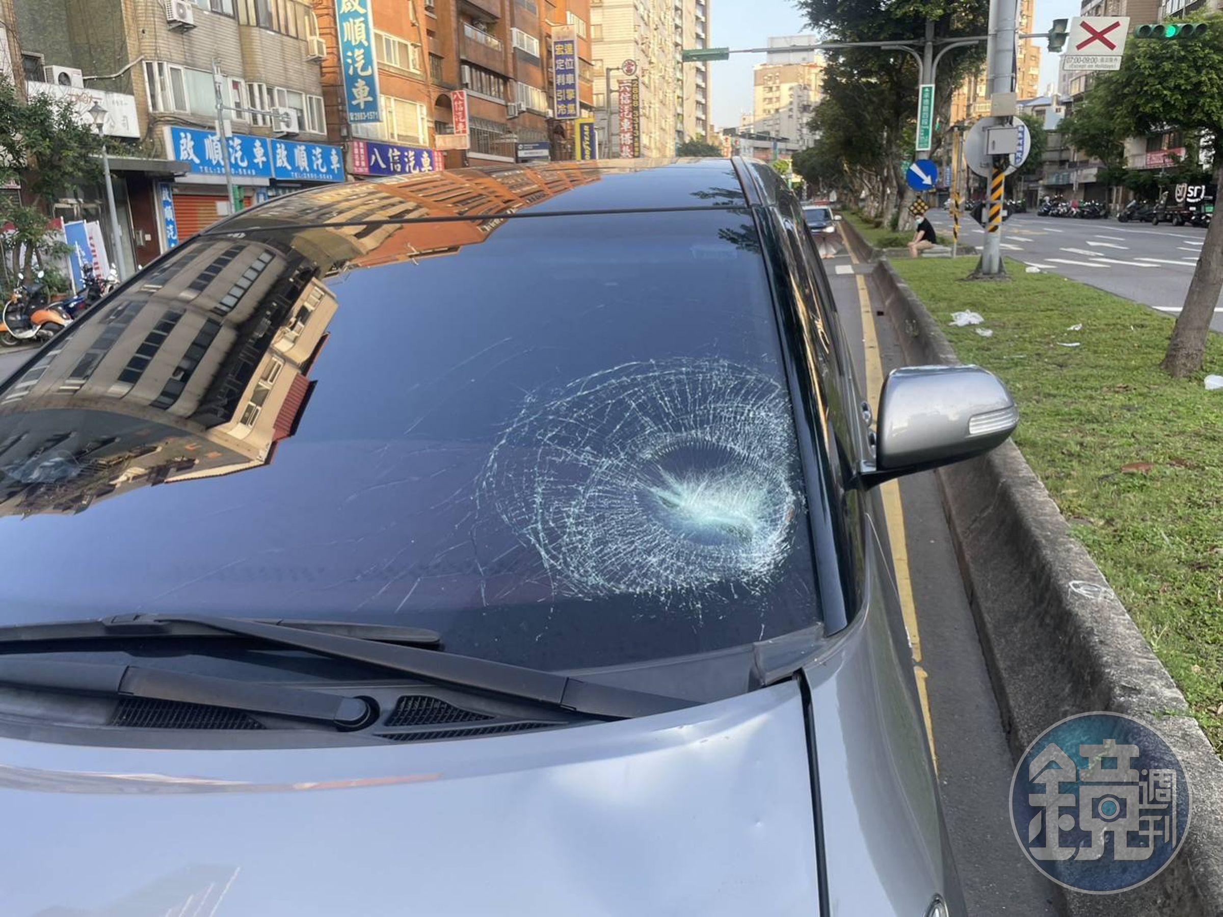 肇事轎車的擋風玻璃左側因撞擊破裂。（翻攝畫面）