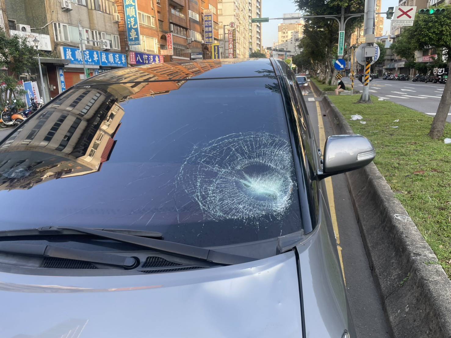 肇事轎車的擋風玻璃左側因撞擊破裂。（翻攝畫面）