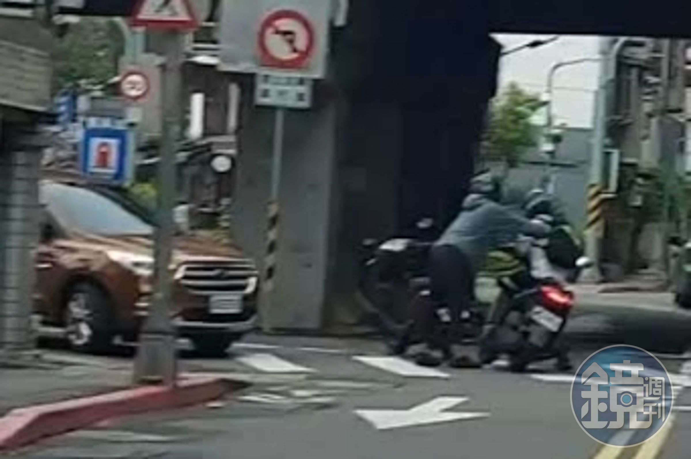 邱男認為謝男騎車尾隨，停車理論並當街拉扯。（翻攝畫面）