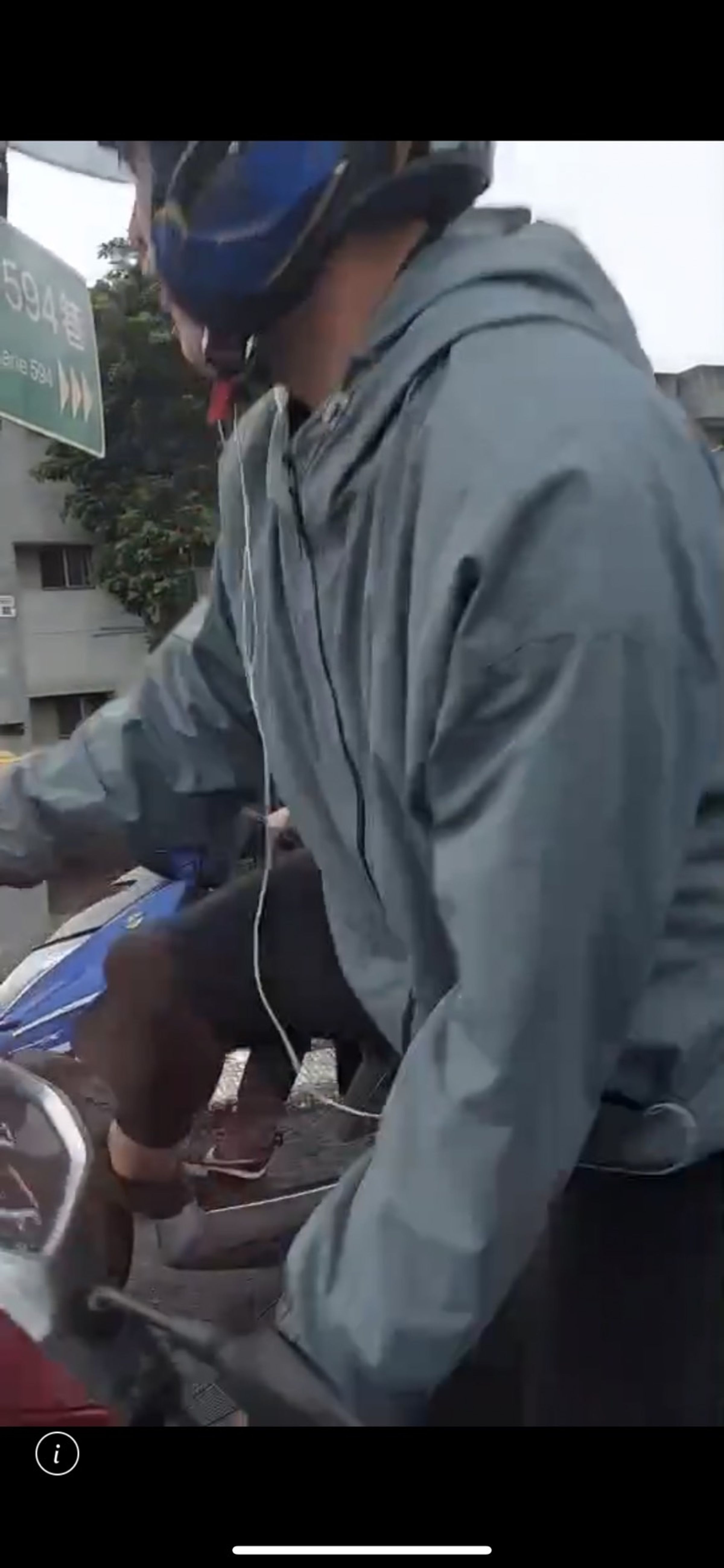 邱姓騎士不滿謝男騎車貼太近，當街怒踹謝男機車。（翻攝畫面）