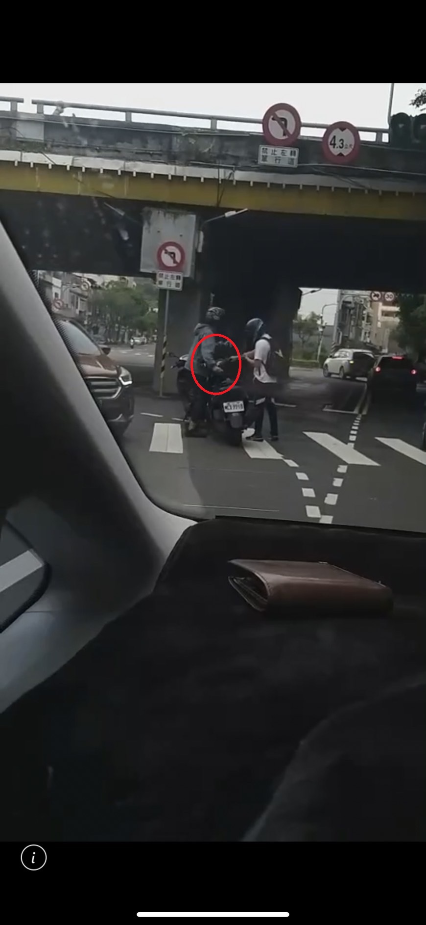 邱男拔下謝男機車鑰匙(紅圈)用力丟到路邊。(翻攝畫面)