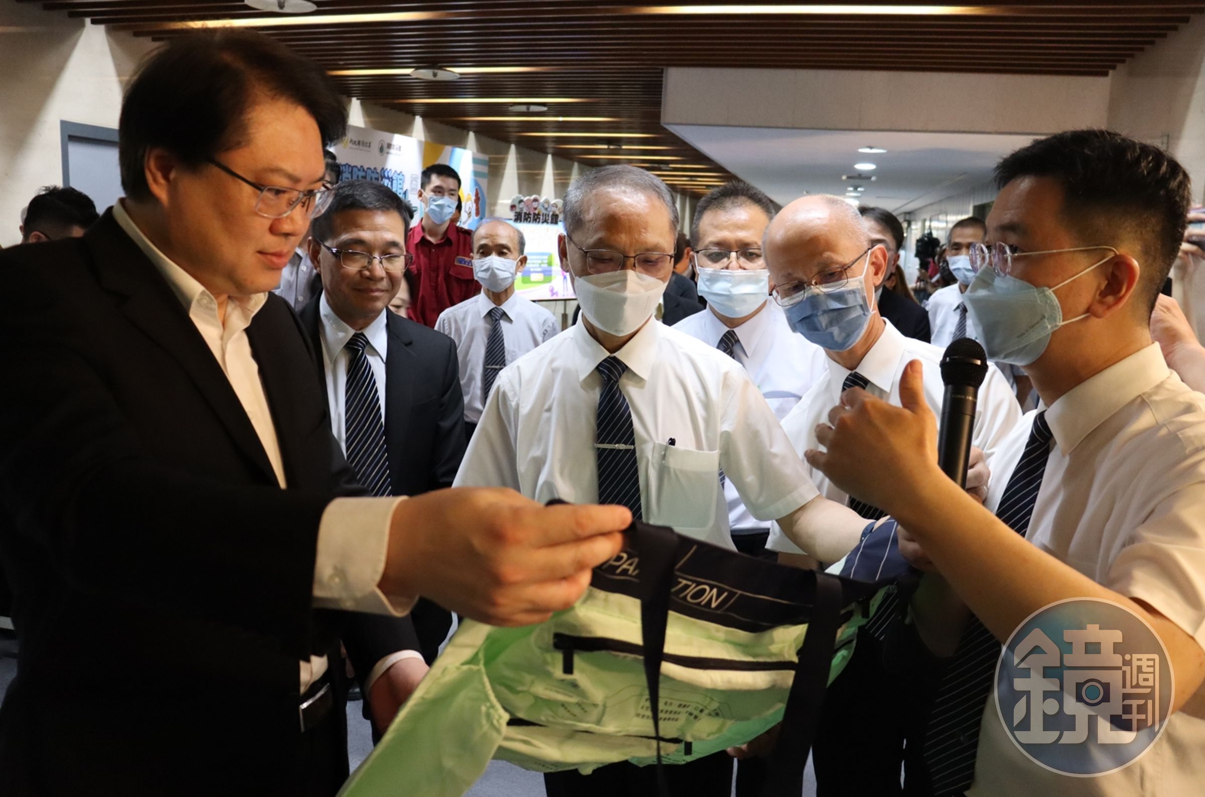 內政部長林右昌(左)主持「防颱整備」說明會,肯定慈濟防救災設備。(慈濟基金會提供)