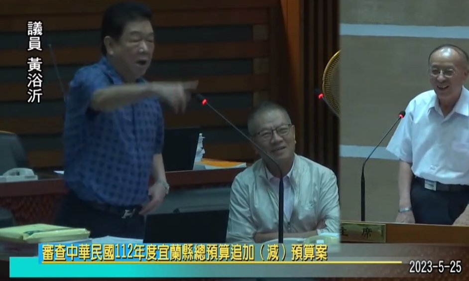 國民黨宜蘭縣議員黃浴沂稱女消防洗澡沒鎖門是引誘人家來看，引發眾人批評。（翻攝自宜蘭縣議會直播）