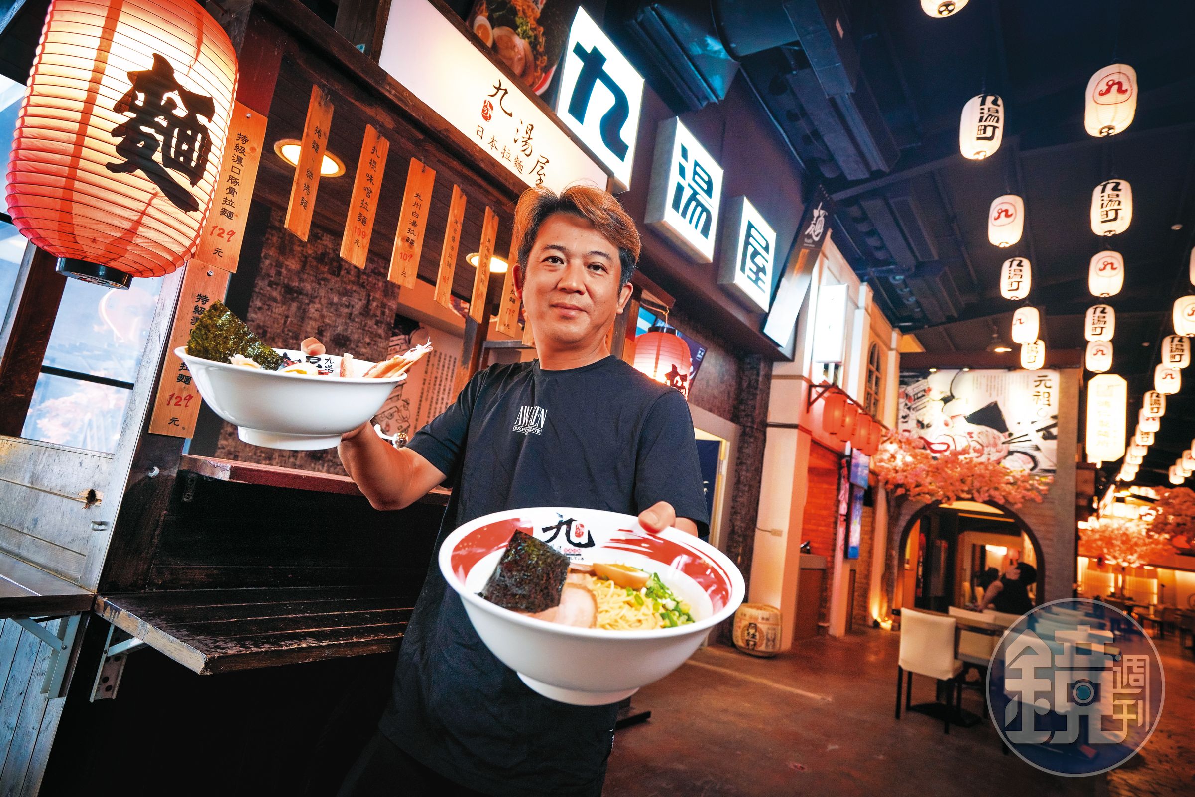 翁暐鈞曾因情傷放縱自己、導致負債500多萬元，2014年靠著自己吃過不忘的超級味覺改良日式拉麵，以相當1個便當價格，打造出台灣最大的拉麵連鎖品牌九湯屋。