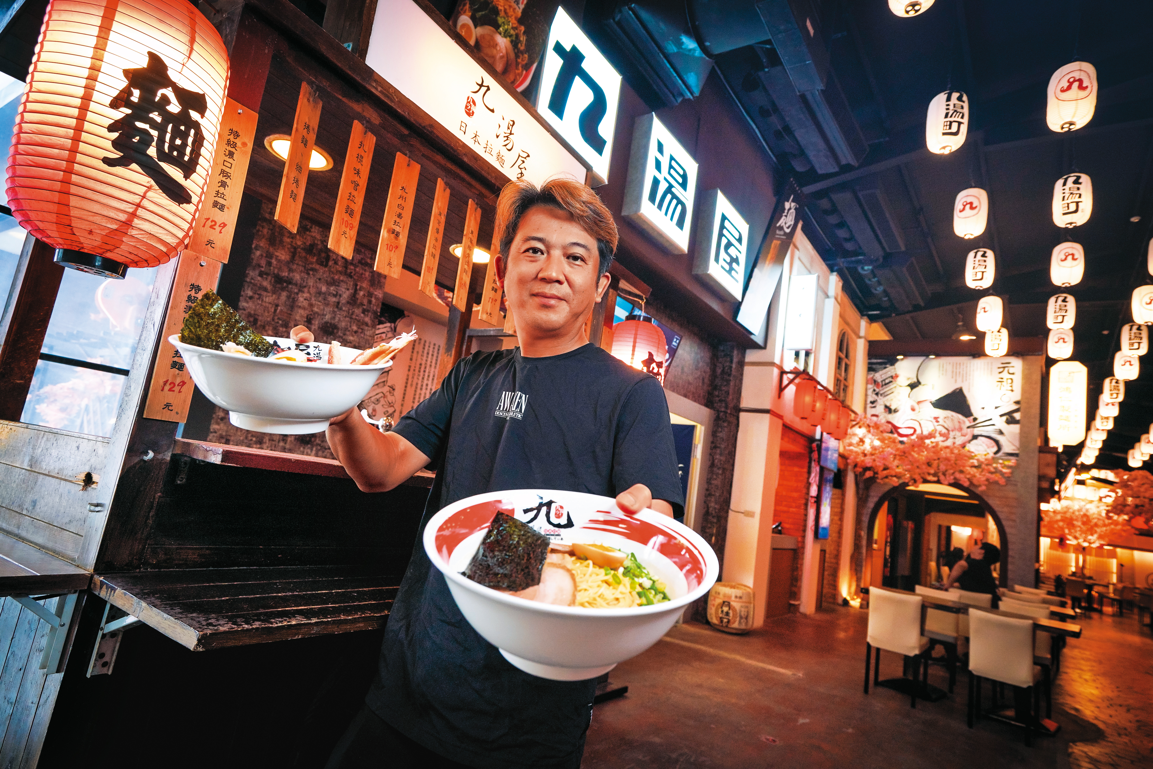 翁暐鈞曾因情傷放縱自己、導致負債500多萬元，2014年靠著自己吃過不忘的超級味覺改良日式拉麵，以相當1個便當價格，打造出台灣最大的拉麵連鎖品牌九湯屋。