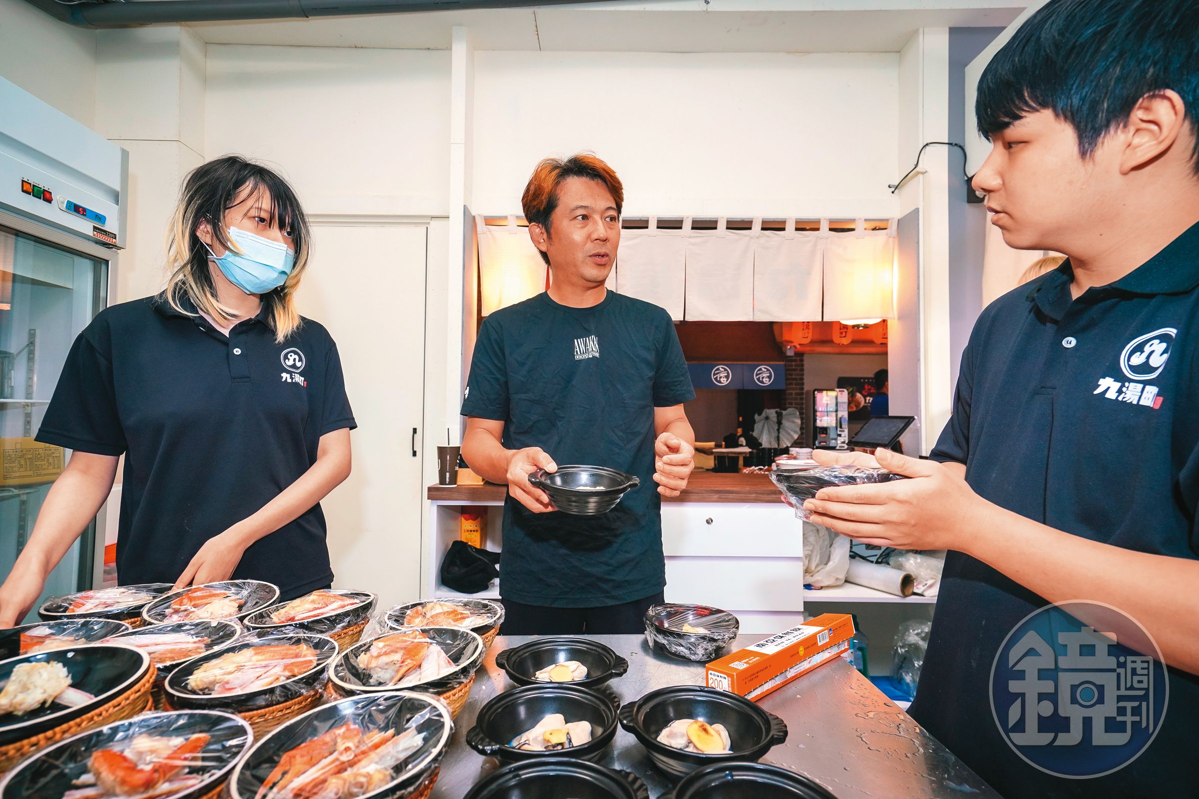 因應用餐時間人潮，翁暐鈞（中）會請員工把熱門產品的配料先抓出來，再把每一碗醬料都預先秤好，以加快出餐速度。