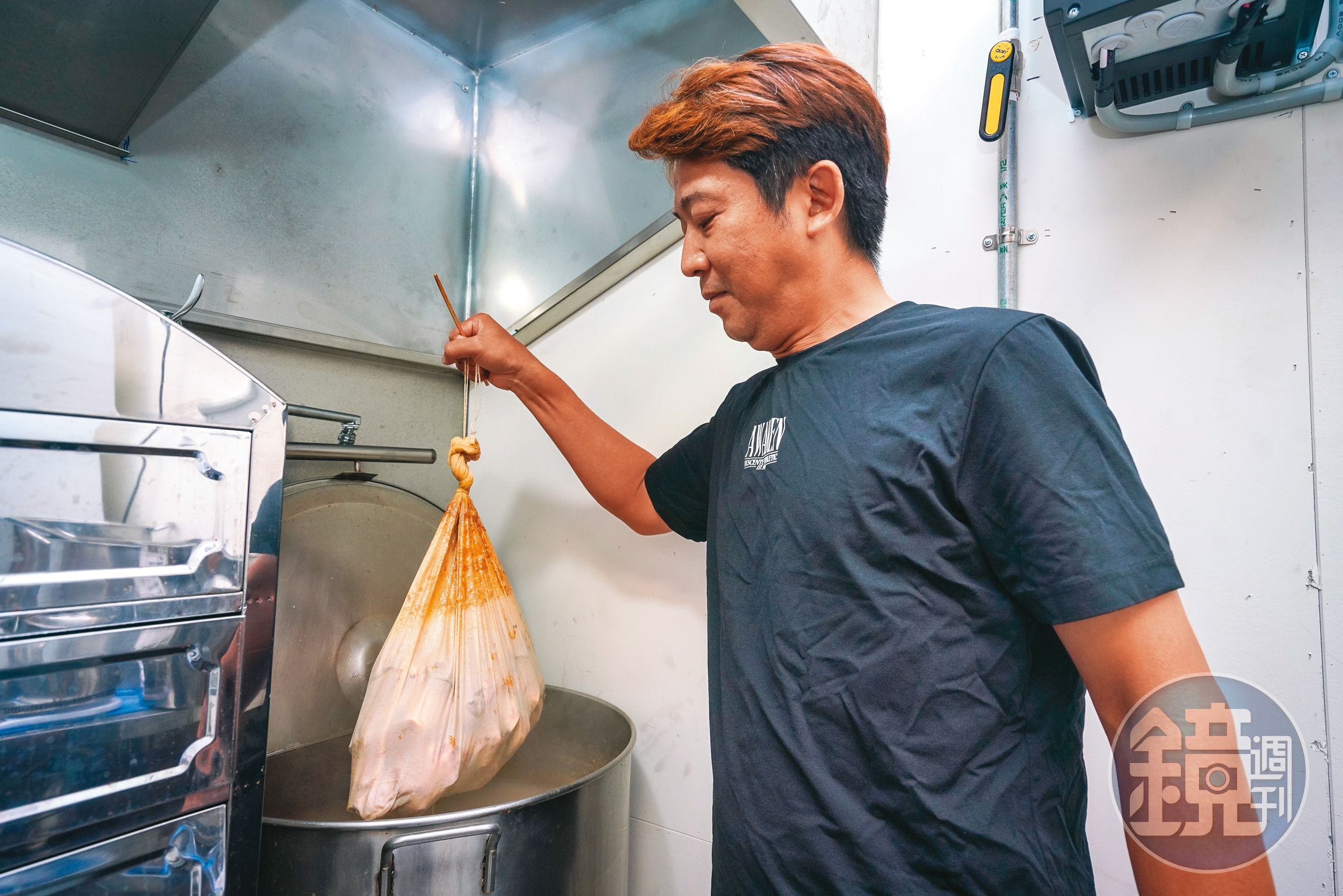 為掌控品質，翁暐鈞提供豚骨湯頭包給加盟店熬煮，其餘食材也一併由總公司統一採購。