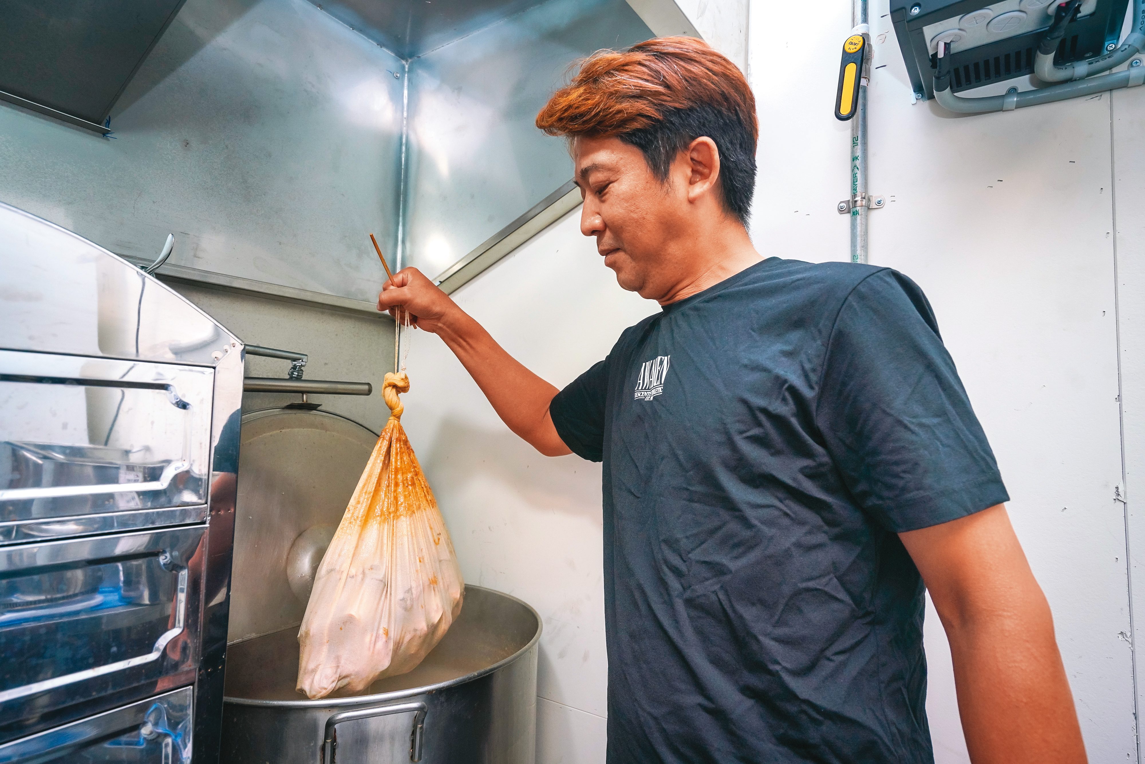 為掌控品質，翁暐鈞提供豚骨湯頭包給加盟店熬煮，其餘食材也一併由總公司統一採購。