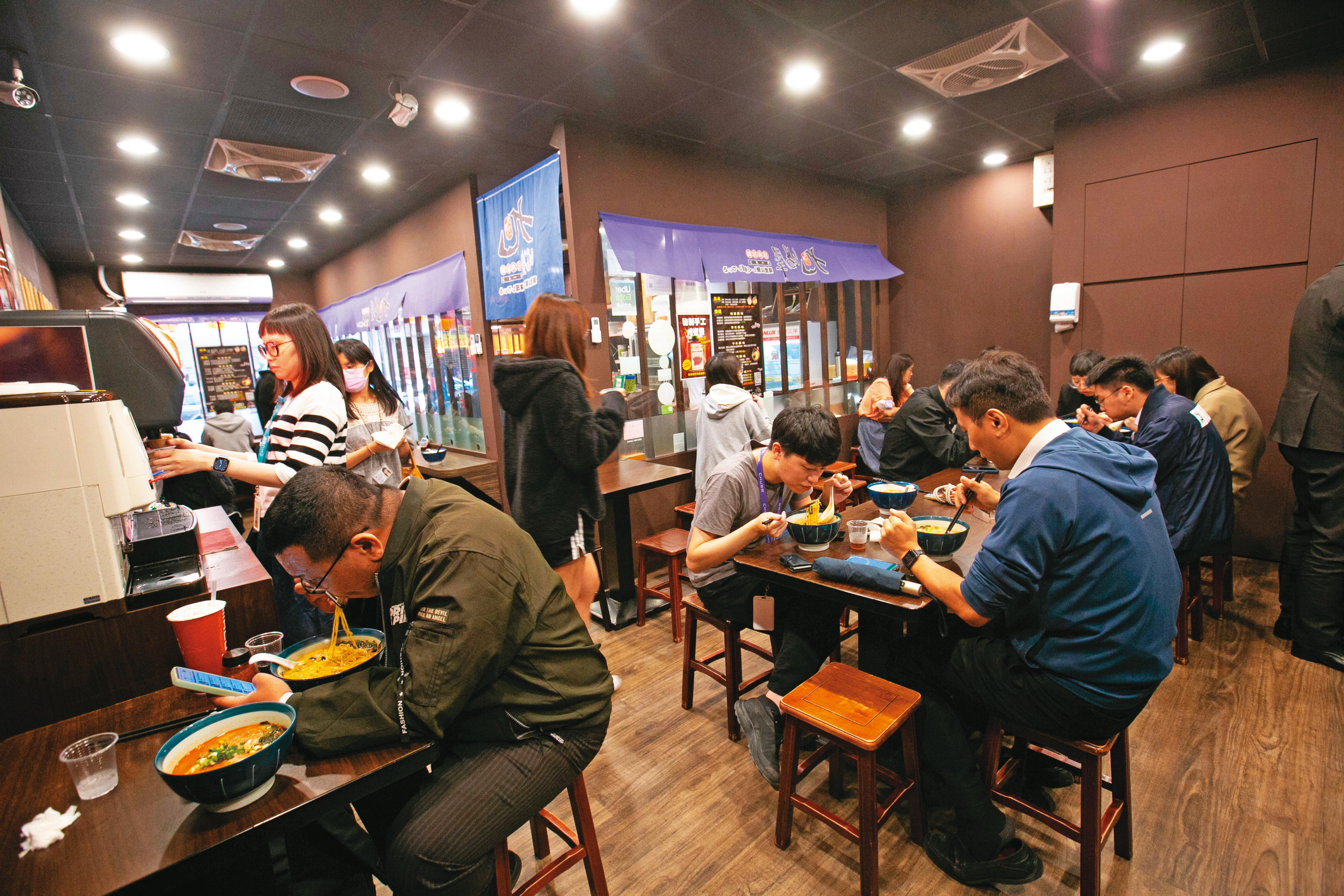 九湯屋的店面沒有高級裝潢，這是它在平價市場的生存之道。