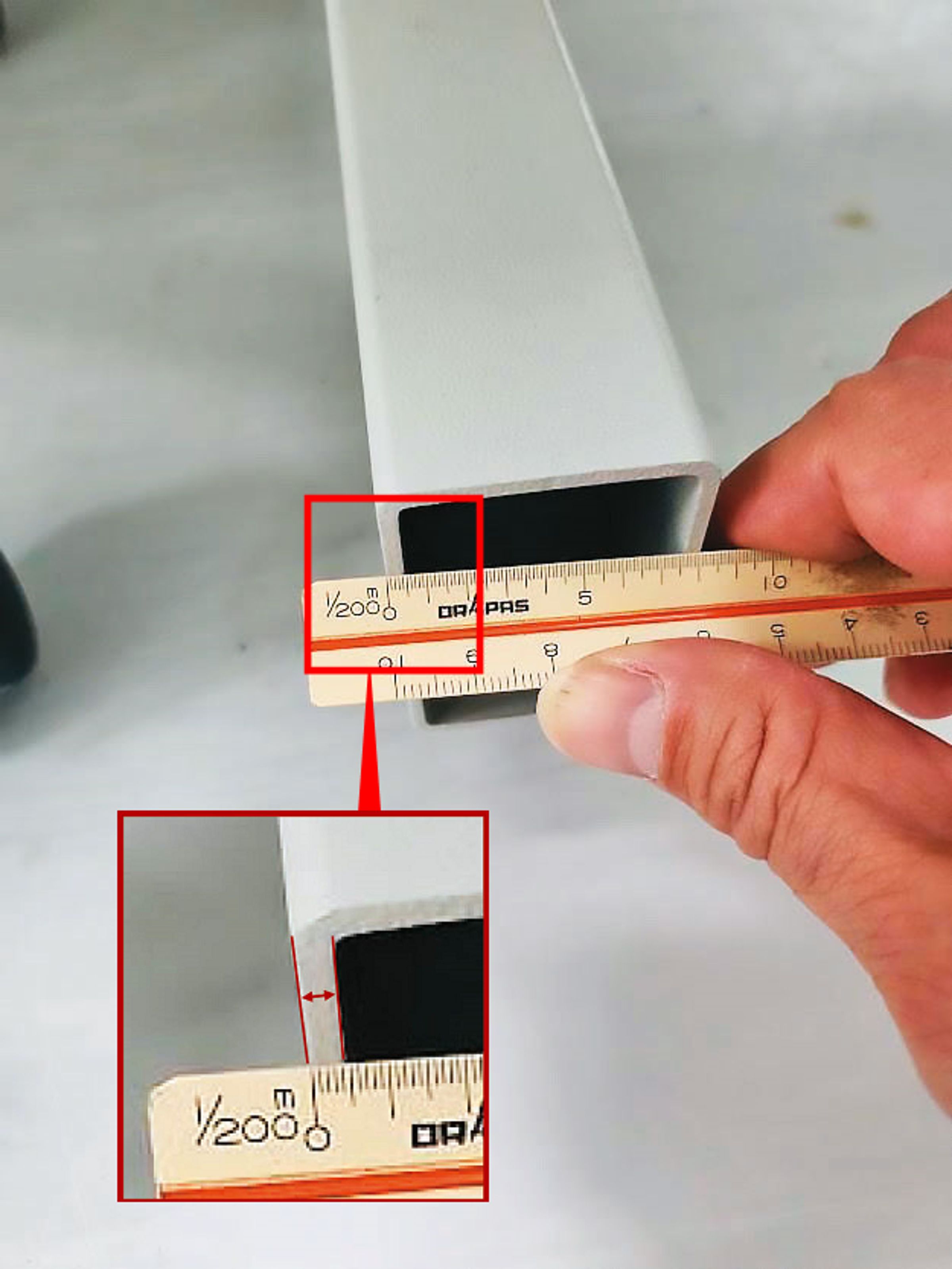 實驗桌桌腳的鋼管厚度比規定的0.3公分短少1/4，僅0.23公分，恐影響載重。（讀者提供）