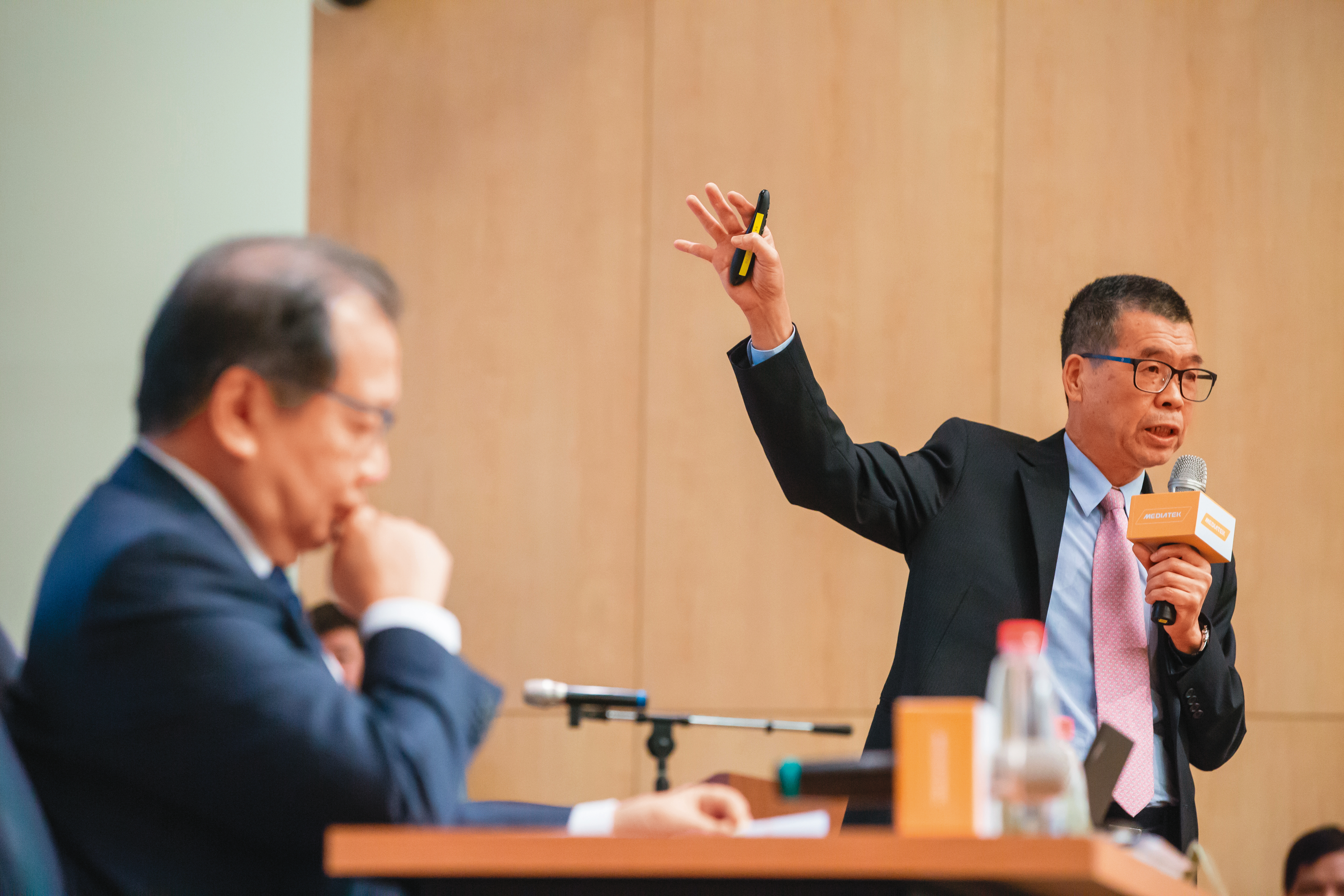 聯發科董事長蔡明介（右）近年來積極拓展新市場，手機佔聯發科的營收比重已從兩年前的56%降到46%。