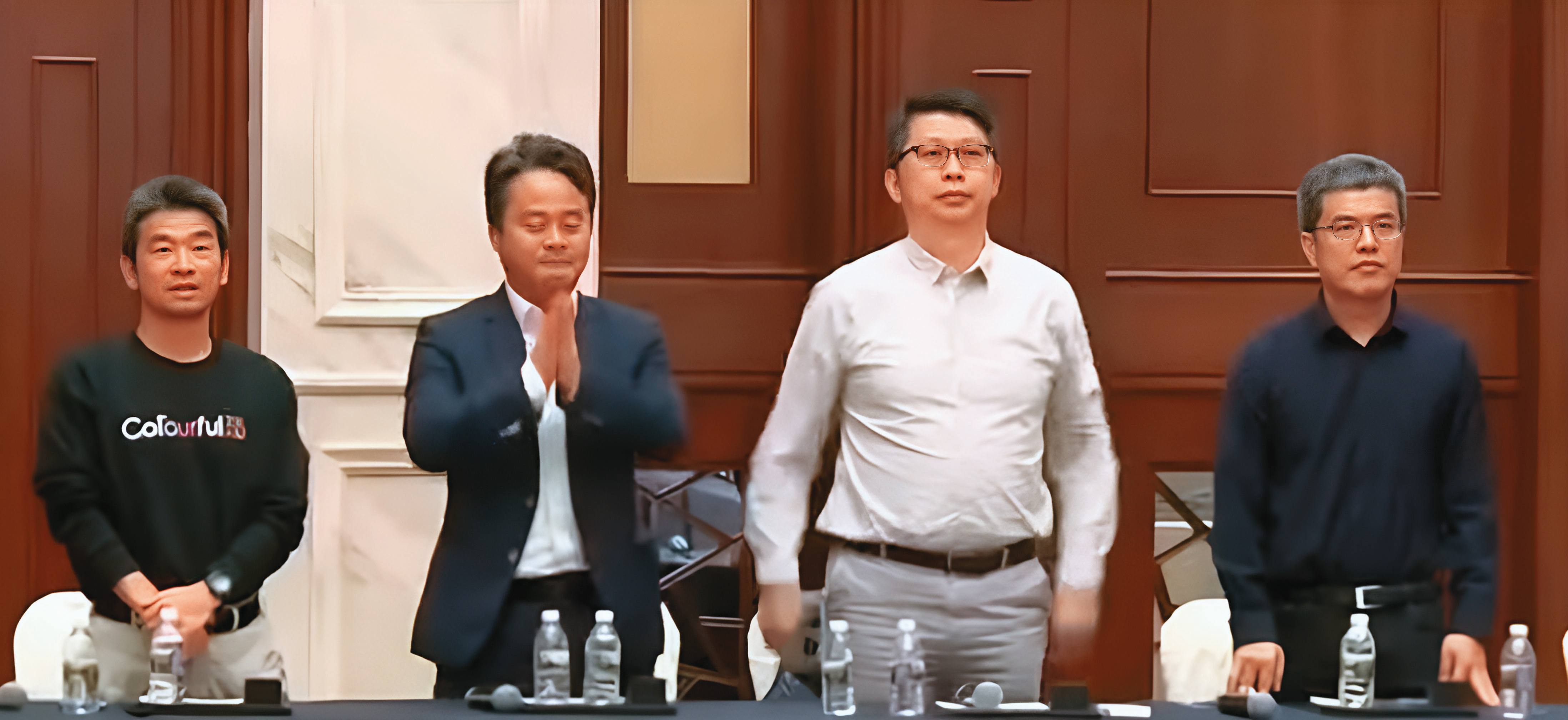哲庫從聯發科高薪挖角前共同營運長朱尚祖（左3）和前無線通訊部總經理李宗霖（左1），擔任執行長和營運長。（翻攝自《鏡新聞》）