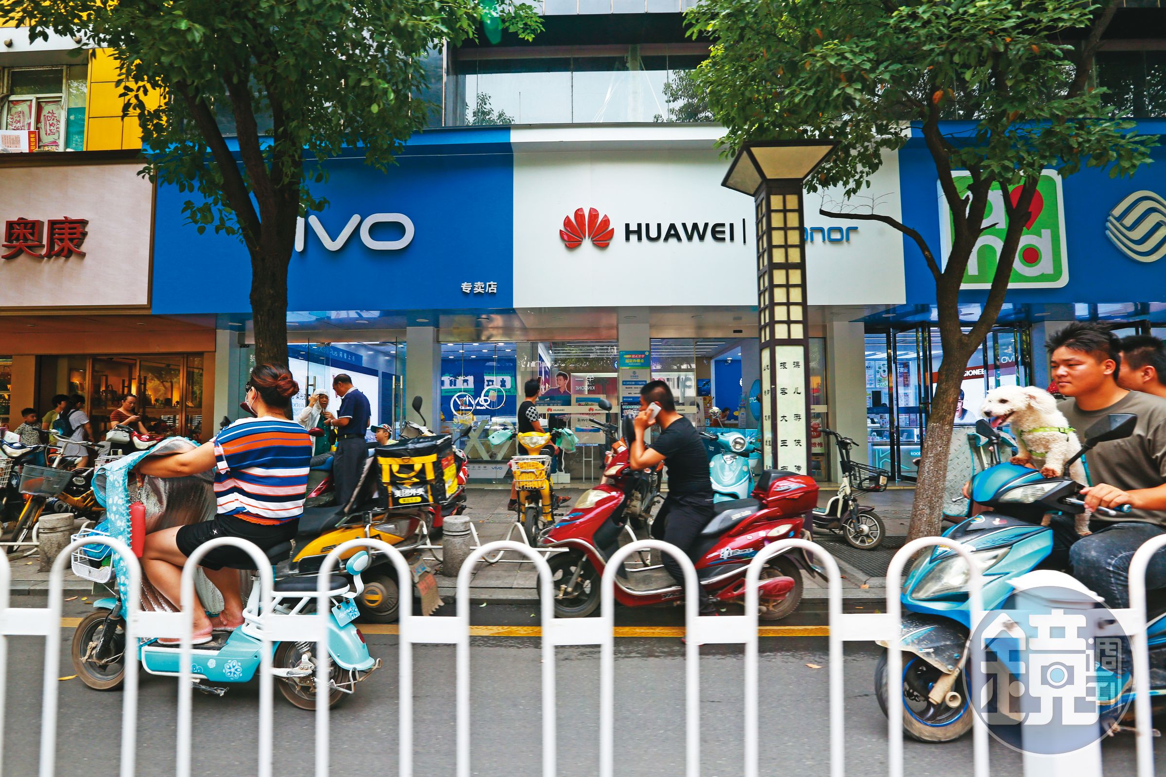 美國對中國科技業的全面圍堵,造成對岸工廠外移、需求下滑,民眾更換手機意願低落。