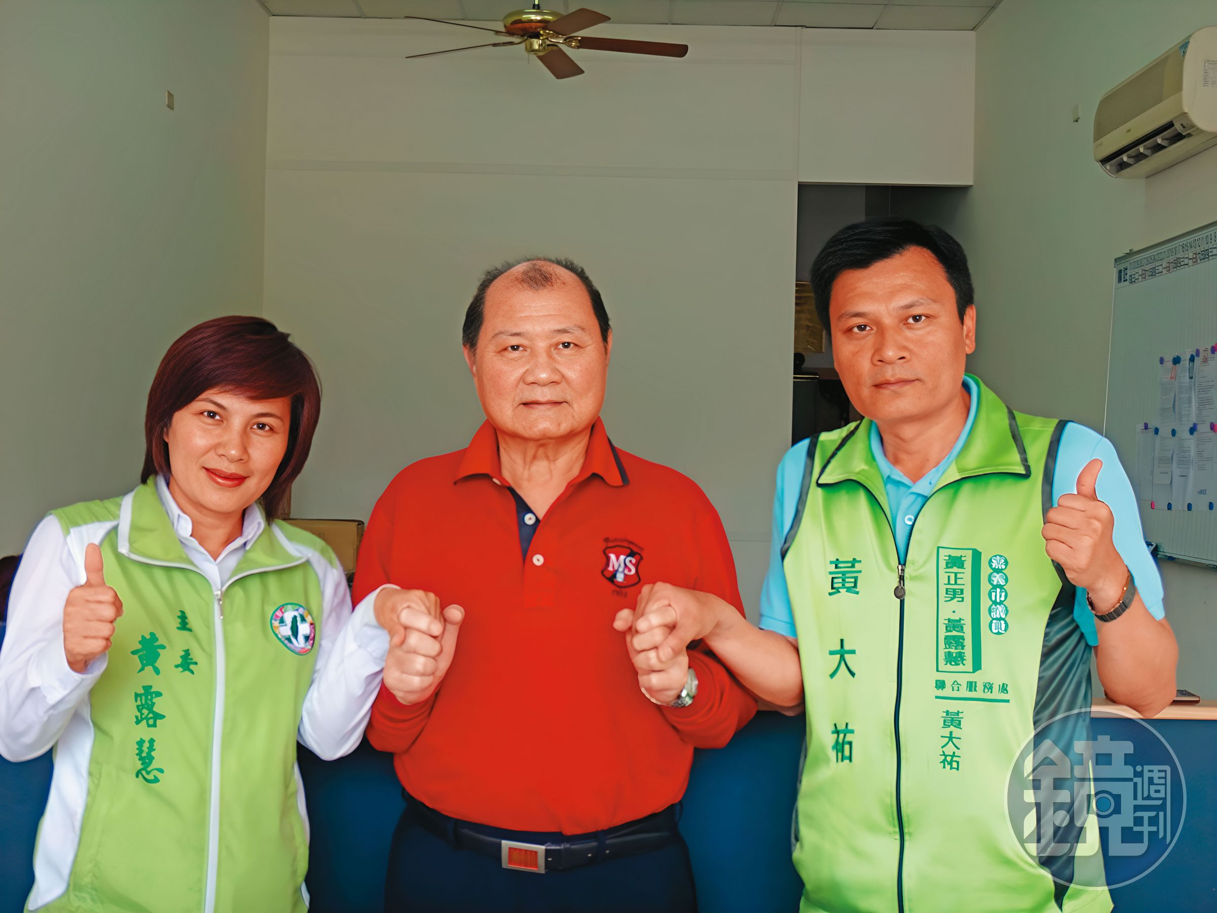 已故嘉義市10連霸議員黃正男（中）的趙姓女密友長期借用議會會館達20年惹議，檢調將追查是否涉及不法。圖中黃露慧（左）及黃大祐（右）為黃正男的兒女，為現任嘉義市議員。（翻攝黃露慧臉書）