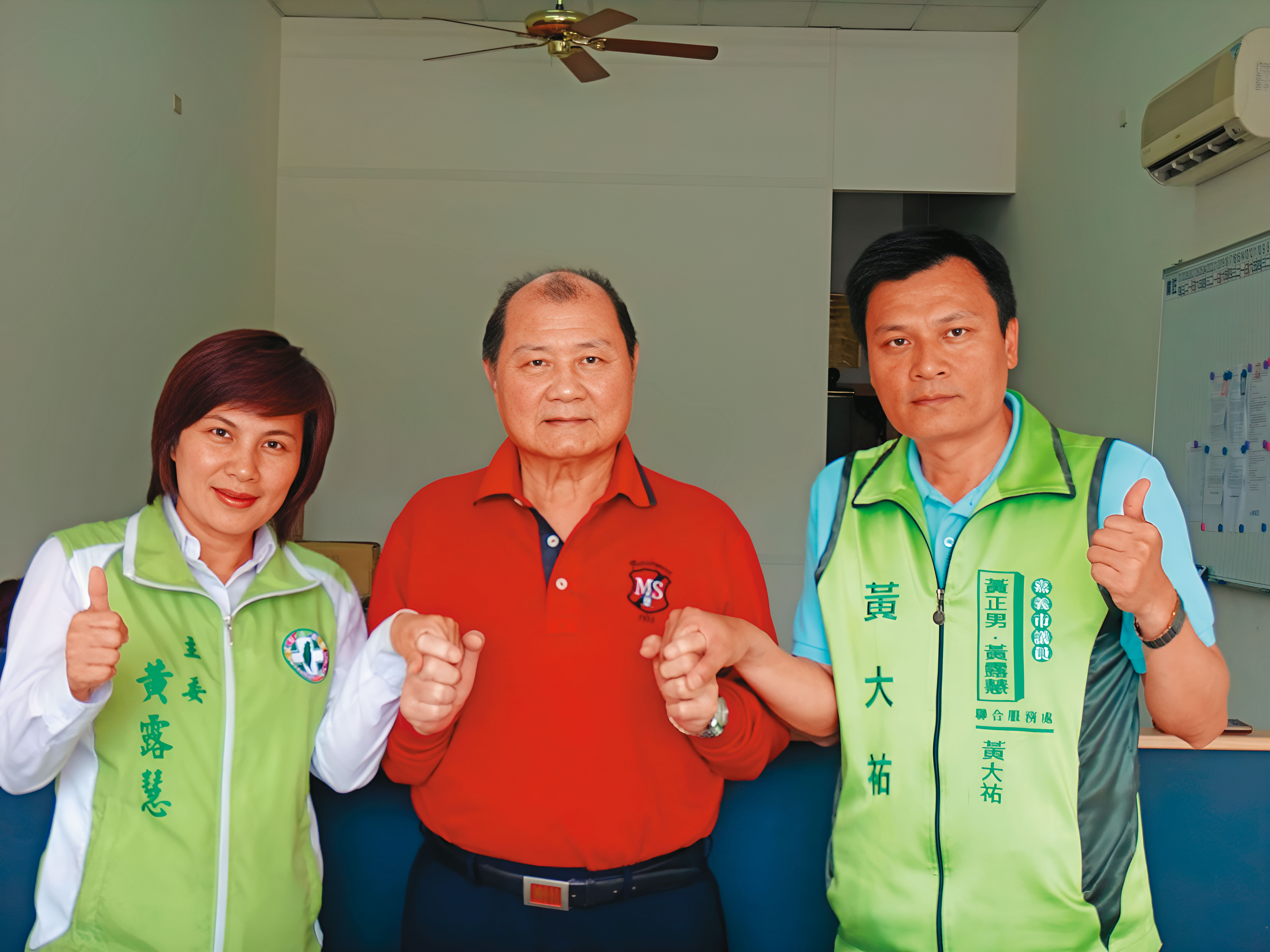已故嘉義市10連霸議員黃正男(中)的趙姓女密友長期借用議會會館達20年惹議,檢調將追查是否涉及不法。圖中黃露慧(左)及黃大祐(右)為黃正男的兒女,為現任嘉義市議員。(翻攝黃露慧臉書)